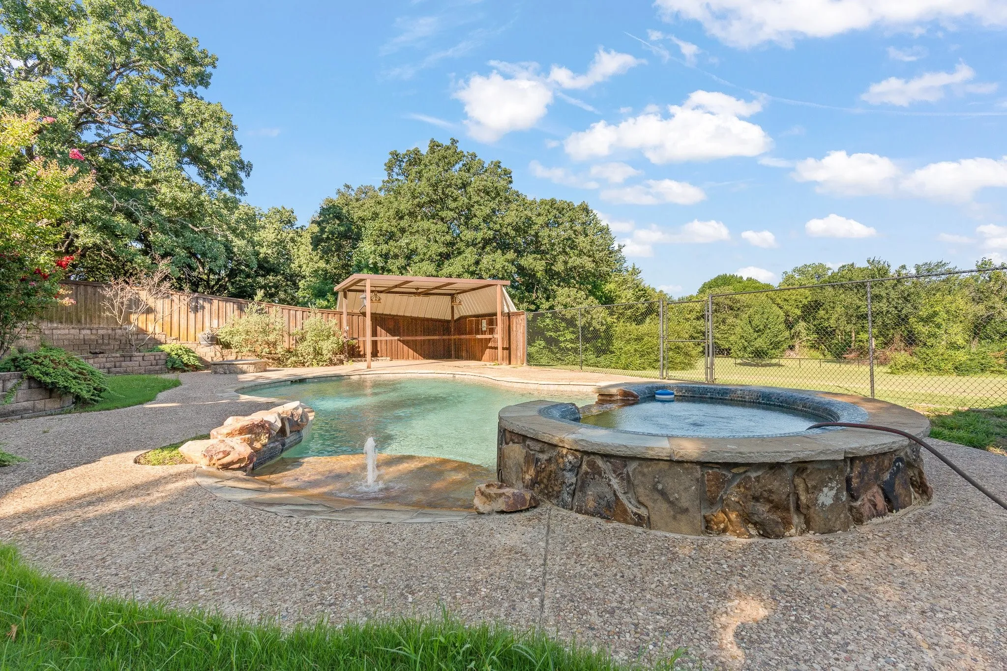 Single Family Residence For Sale in Johnson County , 7 Fox Hollow Road, Joshua, Texas 76058, 4 Bedroom, 3 Bathroom, 2 Garage spaces, 3,385 Sqft, built in 1985, mls#21401877, Real Estate Agent in Joshua, Homes For Sale in Johnson county, Homes For Sale in Joshua, Realtor in Joshua Texas, Real Estate Brokerage Independent Realty Texas, Luminita Cordes Realtor