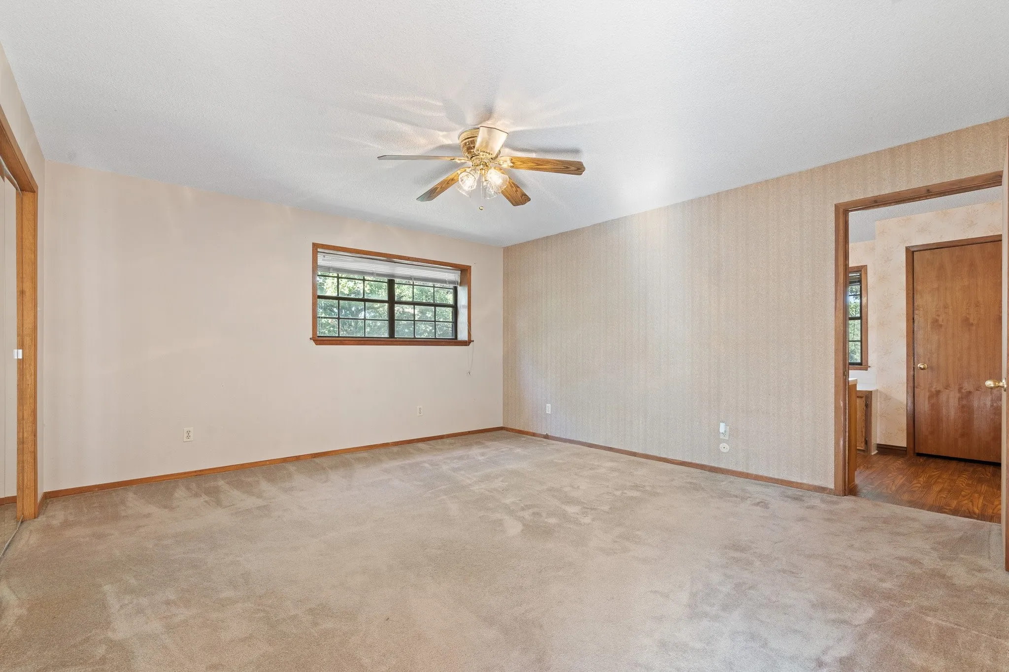 Single Family Residence For Sale in Johnson County , 7 Fox Hollow Road, Joshua, Texas 76058, 4 Bedroom, 3 Bathroom, 2 Garage spaces, 3,385 Sqft, built in 1985, mls#21401877, Real Estate Agent in Joshua, Homes For Sale in Johnson county, Homes For Sale in Joshua, Realtor in Joshua Texas, Real Estate Brokerage Independent Realty Texas, Luminita Cordes Realtor