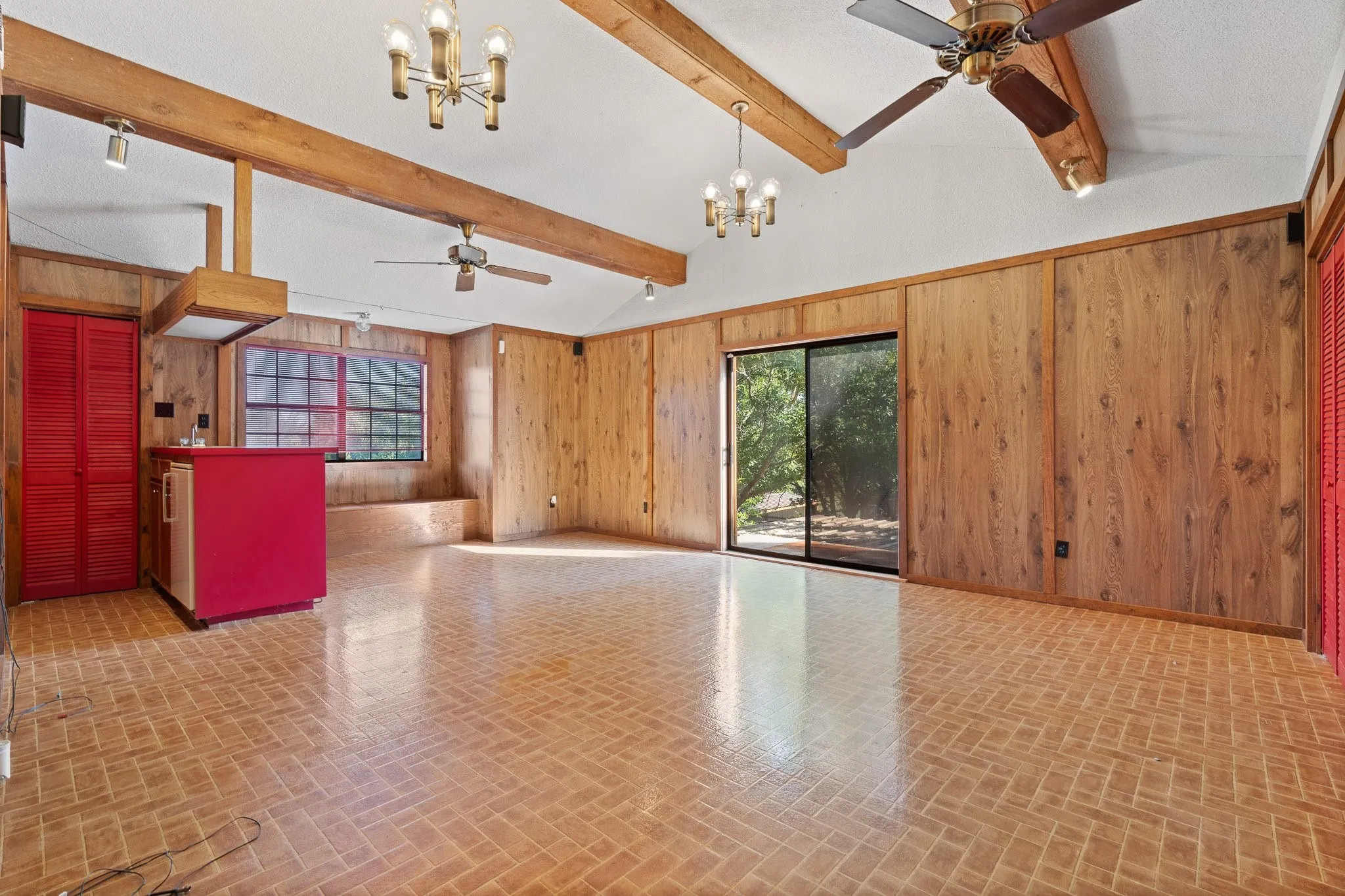 Single Family Residence For Sale in Johnson County , 7 Fox Hollow Road, Joshua, Texas 76058, 4 Bedroom, 3 Bathroom, 2 Garage spaces, 3,385 Sqft, built in 1985, mls#21401877, Real Estate Agent in Joshua, Homes For Sale in Johnson county, Homes For Sale in Joshua, Realtor in Joshua Texas, Real Estate Brokerage Independent Realty Texas, Luminita Cordes Realtor