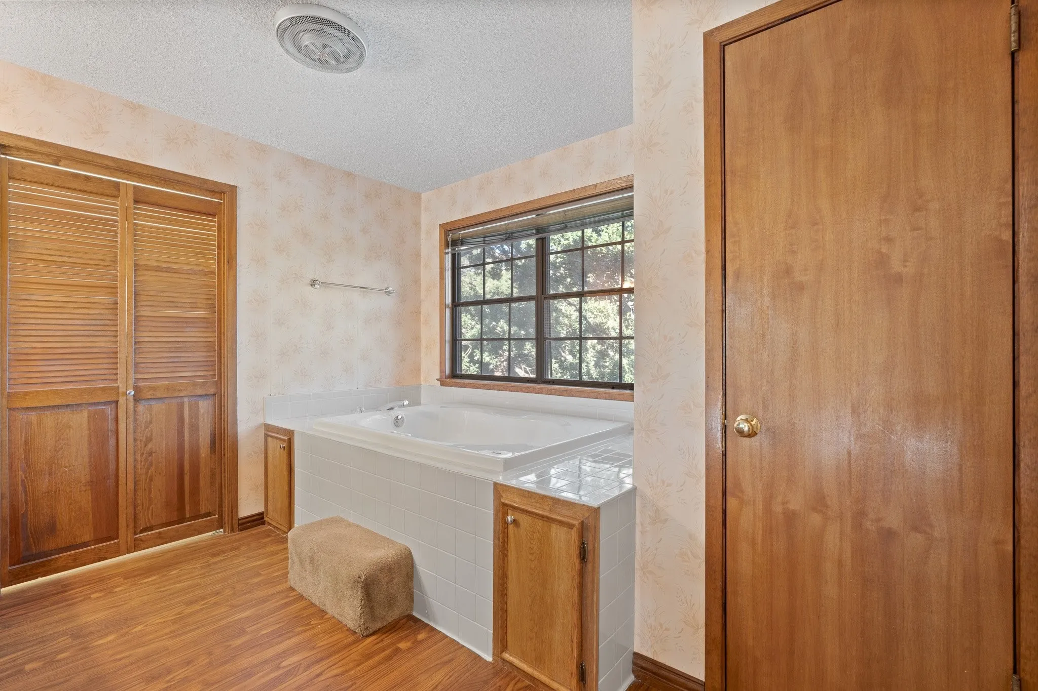 Single Family Residence For Sale in Johnson County , 7 Fox Hollow Road, Joshua, Texas 76058, 4 Bedroom, 3 Bathroom, 2 Garage spaces, 3,385 Sqft, built in 1985, mls#21401877, Real Estate Agent in Joshua, Homes For Sale in Johnson county, Homes For Sale in Joshua, Realtor in Joshua Texas, Real Estate Brokerage Independent Realty Texas, Luminita Cordes Realtor