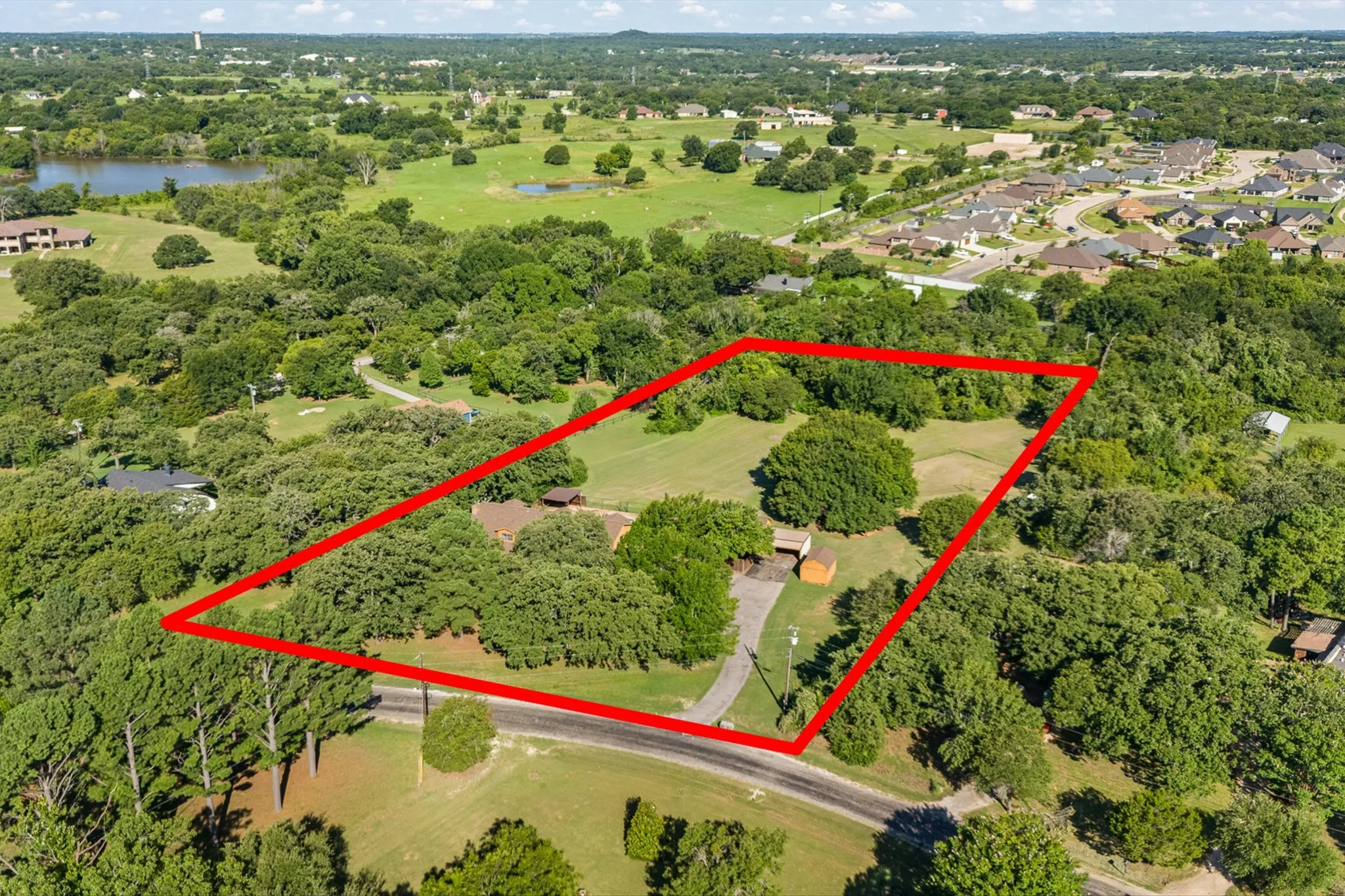 Single Family Residence For Sale in Johnson County , 7 Fox Hollow Road, Joshua, Texas 76058, 4 Bedroom, 3 Bathroom, 2 Garage spaces, 3,385 Sqft, built in 1985, mls#21401877, Real Estate Agent in Joshua, Homes For Sale in Johnson county, Homes For Sale in Joshua, Realtor in Joshua Texas, Real Estate Brokerage Independent Realty Texas, Luminita Cordes Realtor