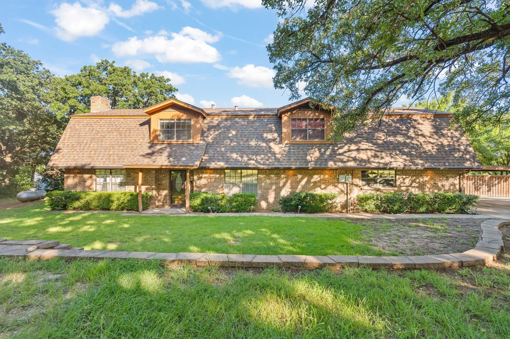 Single Family Residence For Sale in Johnson County , 7 Fox Hollow Road, Joshua, Texas 76058, 4 Bedroom, 3 Bathroom, 2 Garage spaces, 3,385 Sqft, built in 1985, mls#21401877, Real Estate Agent in Joshua, Homes For Sale in Johnson county, Homes For Sale in Joshua, Realtor in Joshua Texas, Real Estate Brokerage Independent Realty Texas, Luminita Cordes Realtor