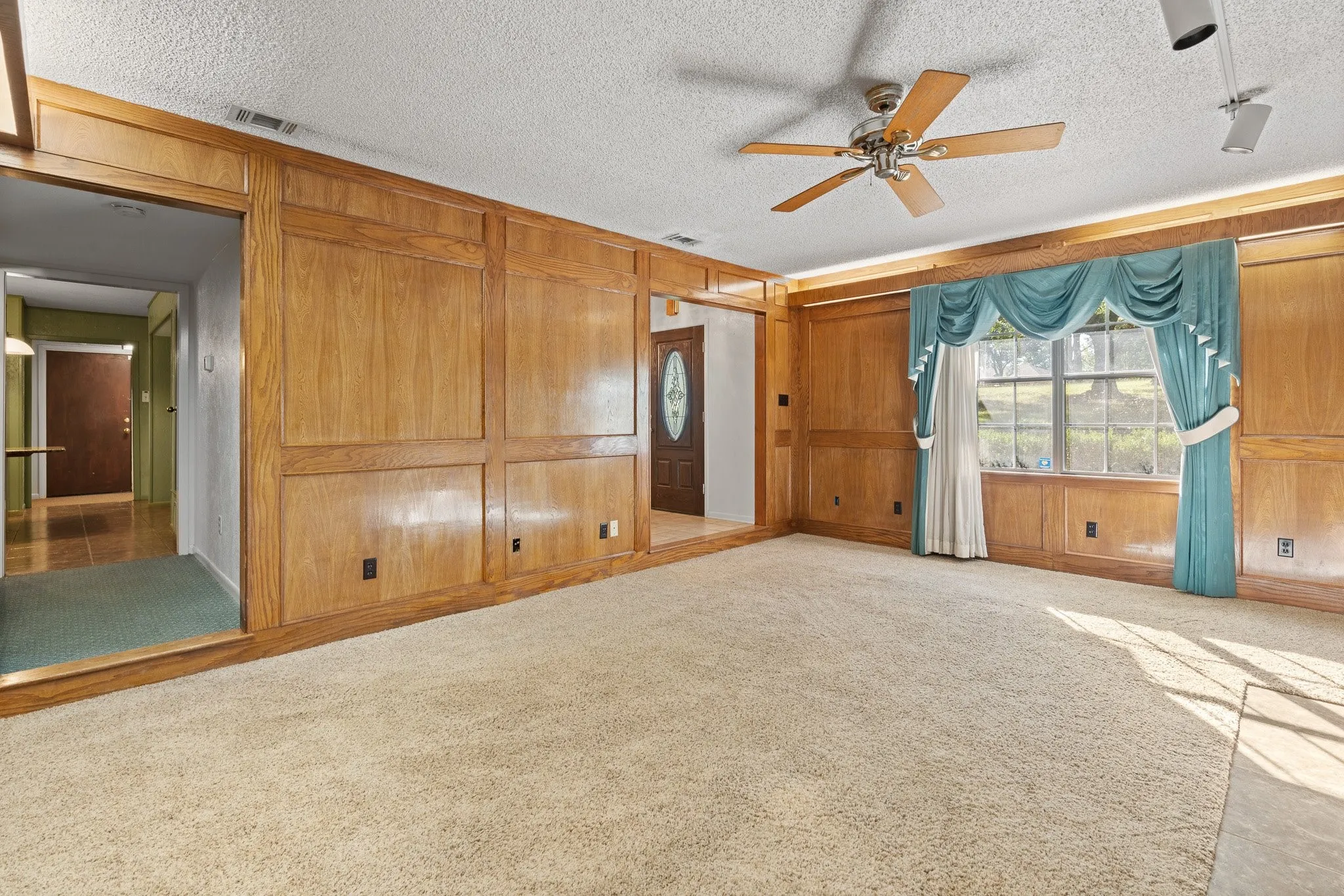 Single Family Residence For Sale in Johnson County , 7 Fox Hollow Road, Joshua, Texas 76058, 4 Bedroom, 3 Bathroom, 2 Garage spaces, 3,385 Sqft, built in 1985, mls#21401877, Real Estate Agent in Joshua, Homes For Sale in Johnson county, Homes For Sale in Joshua, Realtor in Joshua Texas, Real Estate Brokerage Independent Realty Texas, Luminita Cordes Realtor