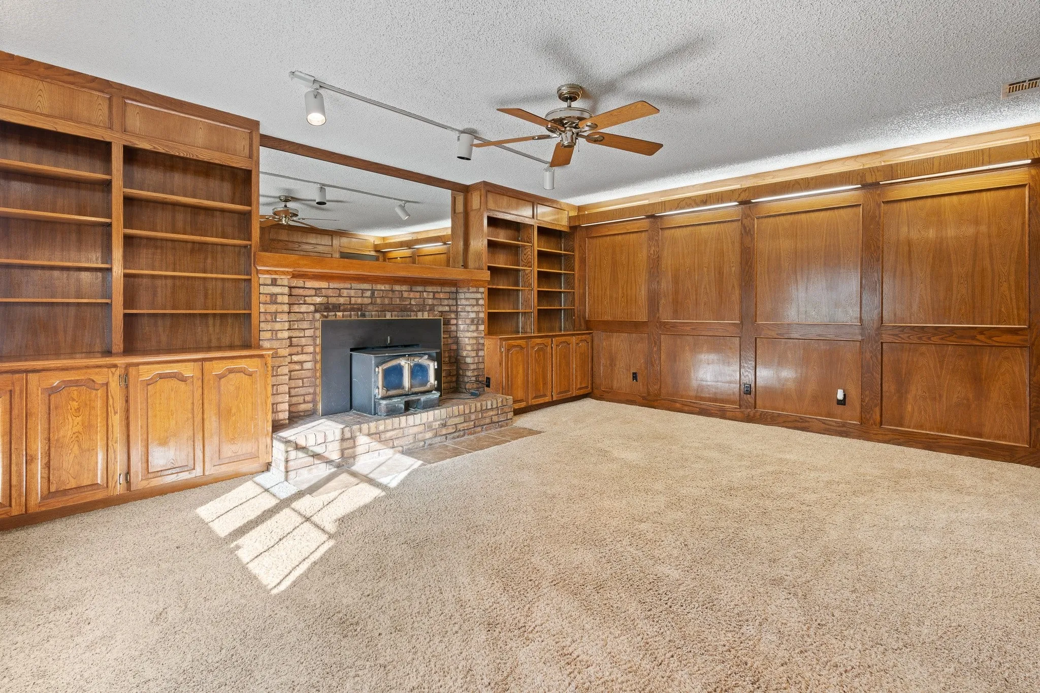 Single Family Residence For Sale in Johnson County , 7 Fox Hollow Road, Joshua, Texas 76058, 4 Bedroom, 3 Bathroom, 2 Garage spaces, 3,385 Sqft, built in 1985, mls#21401877, Real Estate Agent in Joshua, Homes For Sale in Johnson county, Homes For Sale in Joshua, Realtor in Joshua Texas, Real Estate Brokerage Independent Realty Texas, Luminita Cordes Realtor