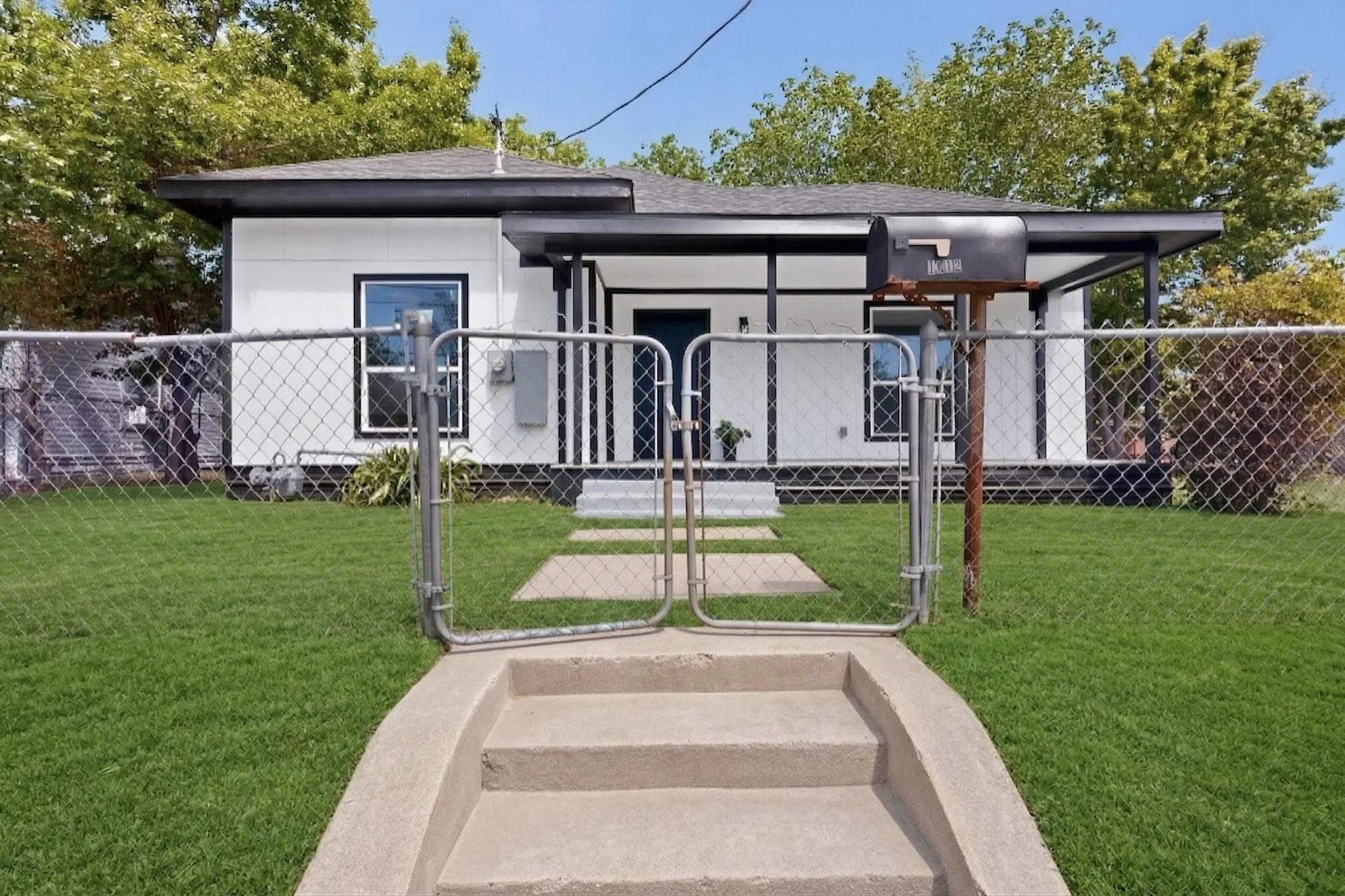 Single Family Residence For Sale in Hunt County , 1612 Jones Street, Greenville, Texas 75401, 3 Bedroom, 2 Bathroom, Garage spaces, 1,367 Sqft, built in 1965, mls#21401878, Real Estate Agent in Greenville, Homes For Sale in Hunt county, Homes For Sale in Greenville, Realtor in Greenville Texas, Real Estate Brokerage Independent Realty Texas, Luminita Cordes Realtor