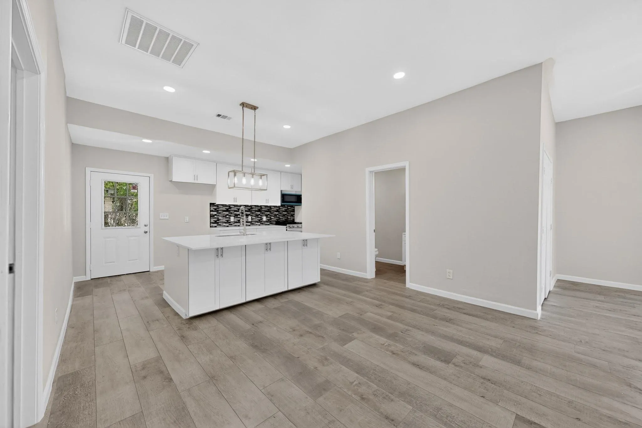 Single Family Residence For Sale in Hunt County , 1612 Jones Street, Greenville, Texas 75401, 3 Bedroom, 2 Bathroom, Garage spaces, 1,367 Sqft, built in 1965, mls#21401878, Real Estate Agent in Greenville, Homes For Sale in Hunt county, Homes For Sale in Greenville, Realtor in Greenville Texas, Real Estate Brokerage Independent Realty Texas, Luminita Cordes Realtor