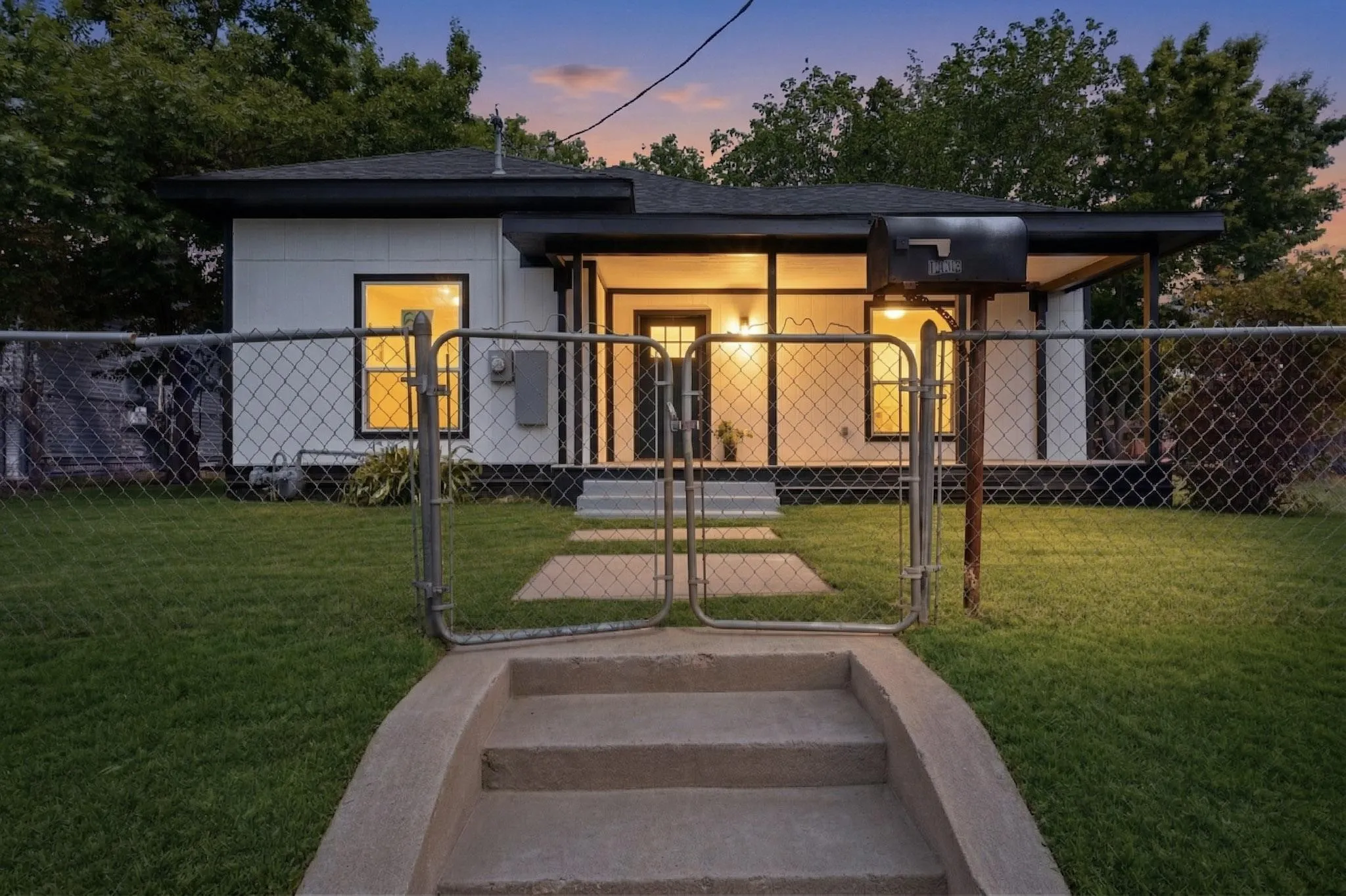 Single Family Residence For Sale in Hunt County , 1612 Jones Street, Greenville, Texas 75401, 3 Bedroom, 2 Bathroom, Garage spaces, 1,367 Sqft, built in 1965, mls#21401878, Real Estate Agent in Greenville, Homes For Sale in Hunt county, Homes For Sale in Greenville, Realtor in Greenville Texas, Real Estate Brokerage Independent Realty Texas, Luminita Cordes Realtor