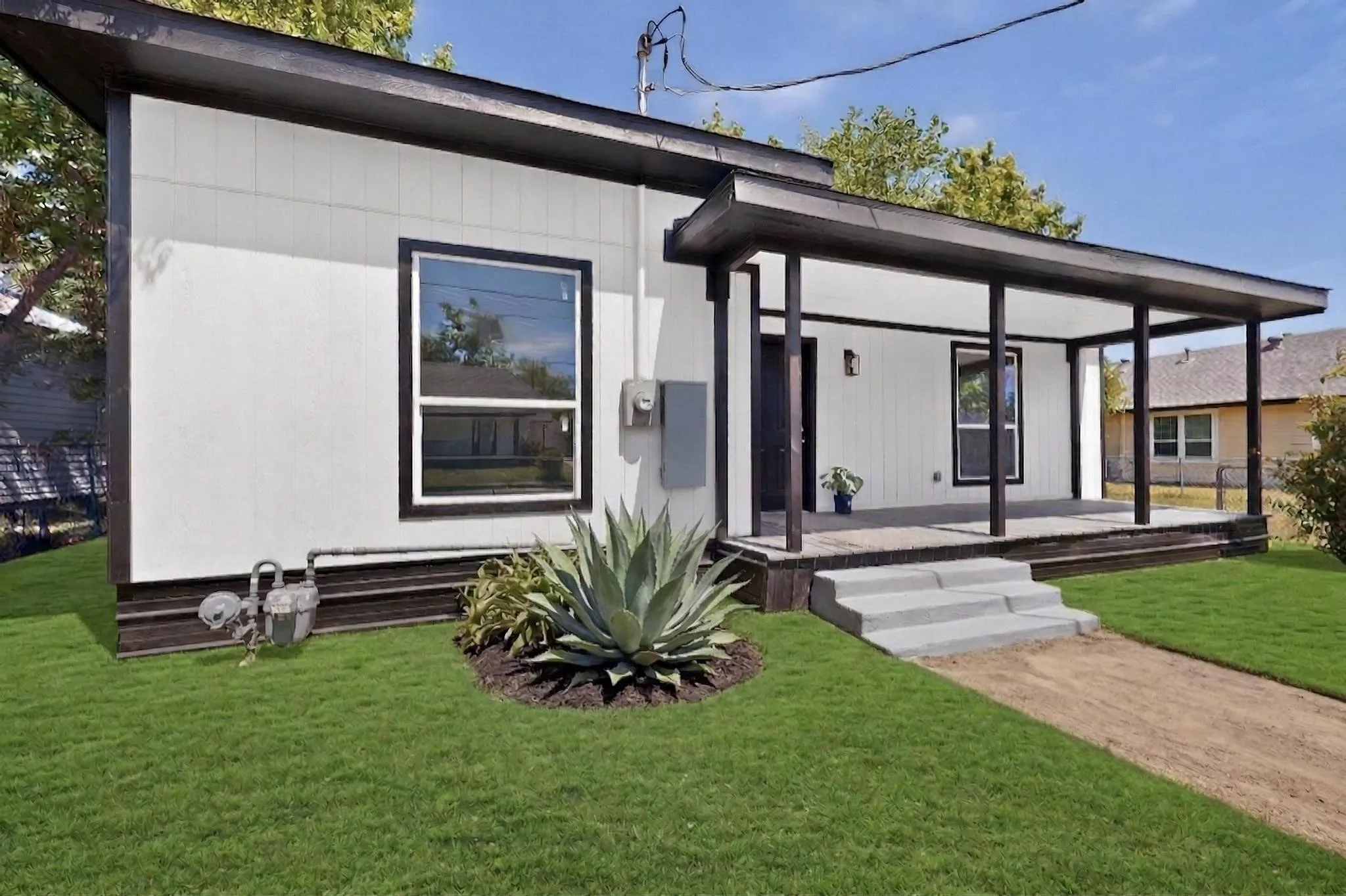Single Family Residence For Sale in Hunt County , 1612 Jones Street, Greenville, Texas 75401, 3 Bedroom, 2 Bathroom, Garage spaces, 1,367 Sqft, built in 1965, mls#21401878, Real Estate Agent in Greenville, Homes For Sale in Hunt county, Homes For Sale in Greenville, Realtor in Greenville Texas, Real Estate Brokerage Independent Realty Texas, Luminita Cordes Realtor