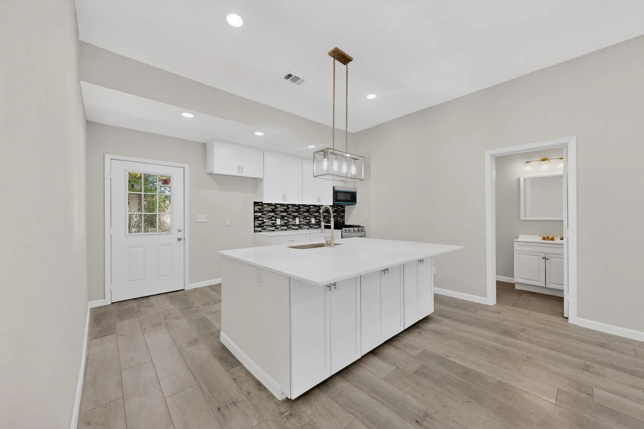 Single Family Residence For Sale in Hunt County , 1612 Jones Street, Greenville, Texas 75401, 3 Bedroom, 2 Bathroom, Garage spaces, 1,367 Sqft, built in 1965, mls#21401878, Real Estate Agent in Greenville, Homes For Sale in Hunt county, Homes For Sale in Greenville, Realtor in Greenville Texas, Real Estate Brokerage Independent Realty Texas, Luminita Cordes Realtor