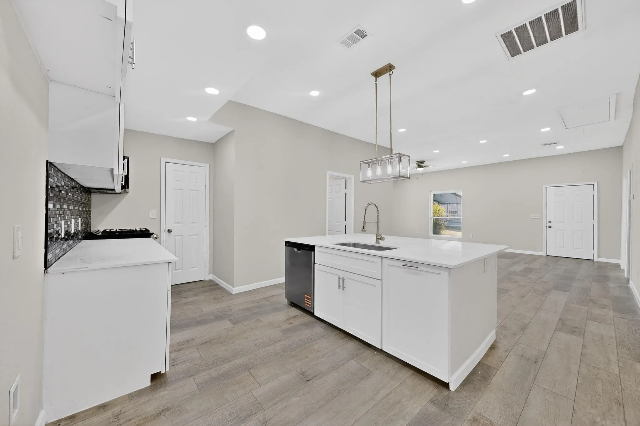 Single Family Residence For Sale in Hunt County , 1612 Jones Street, Greenville, Texas 75401, 3 Bedroom, 2 Bathroom, Garage spaces, 1,367 Sqft, built in 1965, mls#21401878, Real Estate Agent in Greenville, Homes For Sale in Hunt county, Homes For Sale in Greenville, Realtor in Greenville Texas, Real Estate Brokerage Independent Realty Texas, Luminita Cordes Realtor