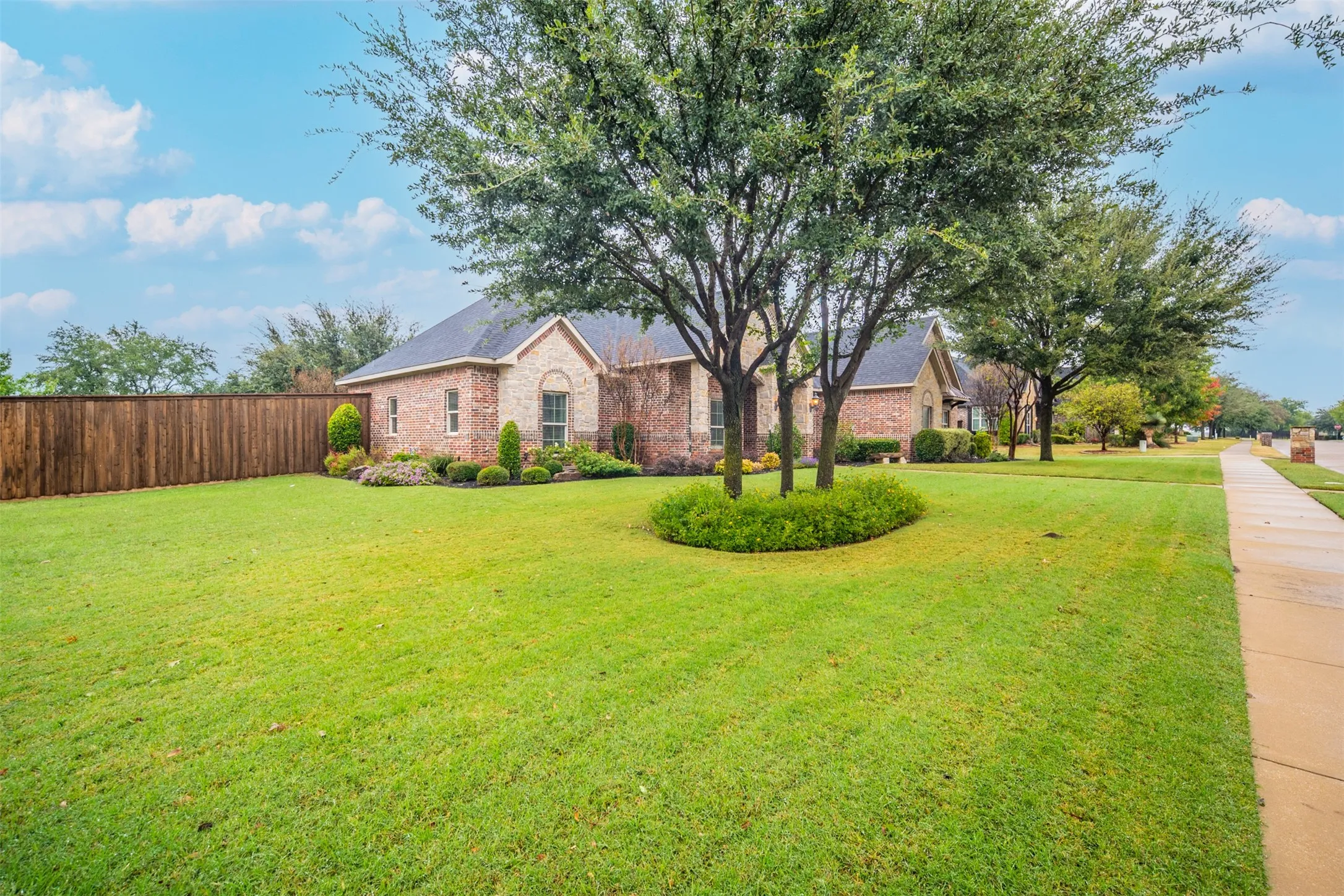 Single Family Residence For Rent in Ellis County , 115 Fairway Drive, Waxahachie, Texas 75165, 3 Bedroom, 3 Bathroom, 2 Garage spaces, 2,534 Sqft, built in 2010, mls#21401879, Real Estate Agent in Waxahachie, Homes For Rent in Ellis county, Homes For Rent in Waxahachie, Realtor in Waxahachie Texas, Real Estate Brokerage Independent Realty Texas, Luminita Cordes Realtor