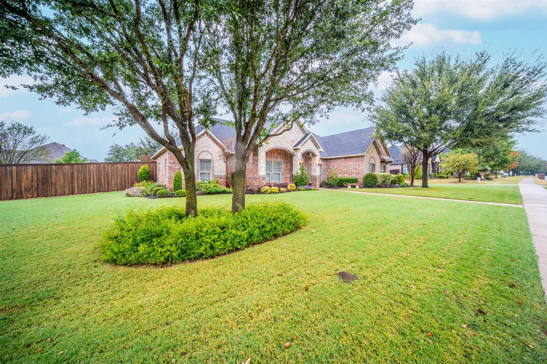 Single Family Residence For Rent in Ellis County , 115 Fairway Drive, Waxahachie, Texas 75165, 3 Bedroom, 3 Bathroom, 2 Garage spaces, 2,534 Sqft, built in 2010, mls#21401879, Real Estate Agent in Waxahachie, Homes For Rent in Ellis county, Homes For Rent in Waxahachie, Realtor in Waxahachie Texas, Real Estate Brokerage Independent Realty Texas, Luminita Cordes Realtor