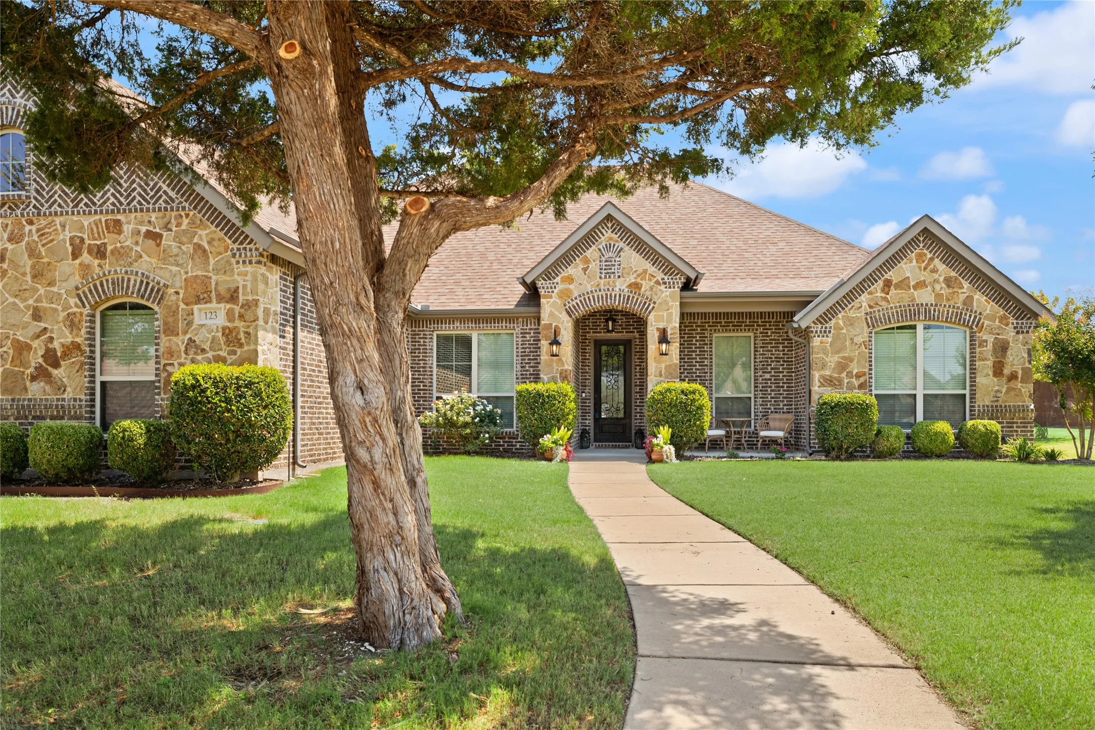 Single Family Residence For Sale in Ellis County , 123 Claremont Drive, Ovilla, Texas 75154, 4 Bedroom, 3 Bathroom, 3 Garage spaces, 2,835 Sqft, built in 2014, mls#21400631, Real Estate Agent in Ovilla, Homes For Sale in Ellis county, Homes For Sale in Ovilla, Realtor in Ovilla Texas, Real Estate Brokerage Independent Realty Texas, Luminita Cordes Realtor