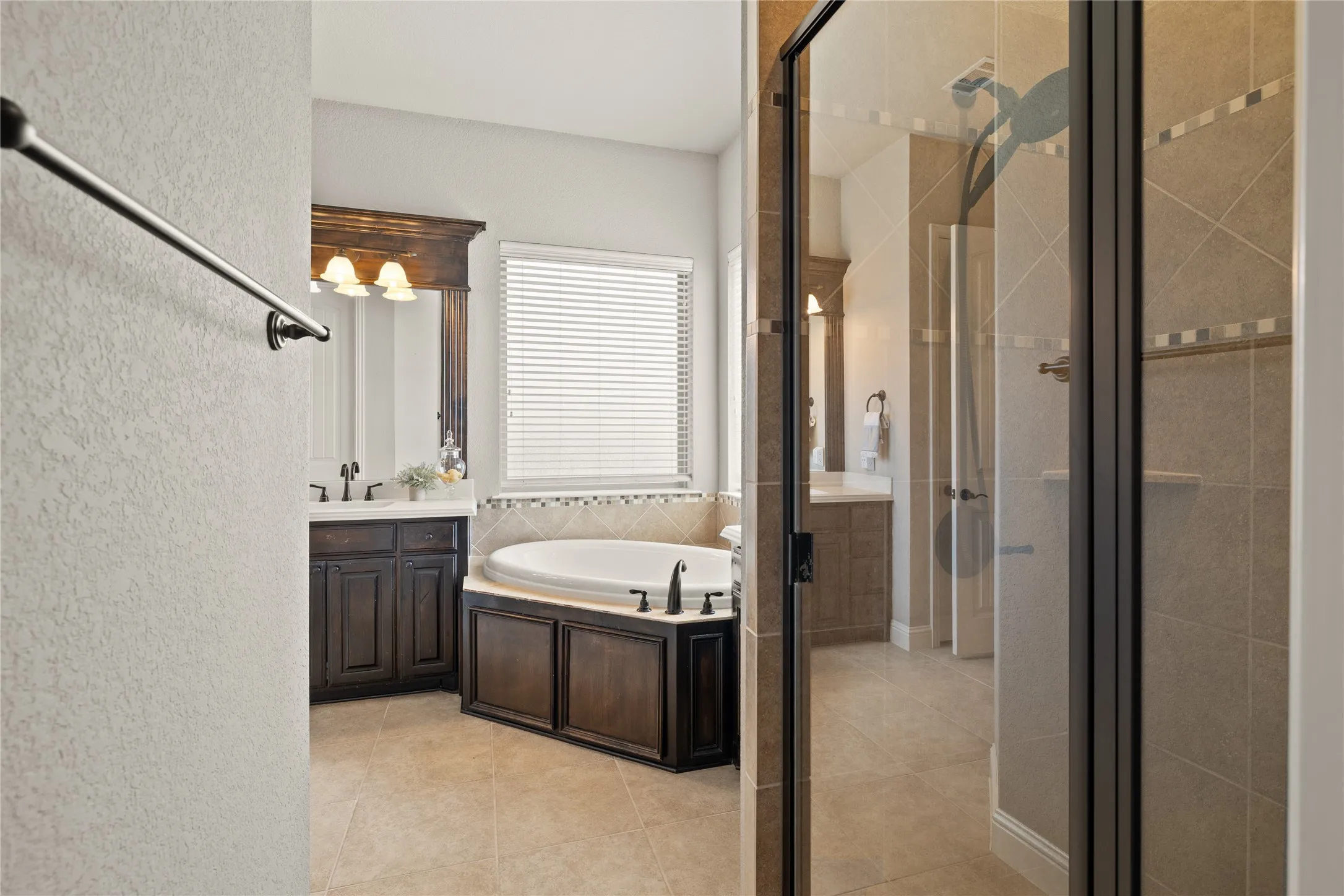Single Family Residence For Sale in Ellis County , 123 Claremont Drive, Ovilla, Texas 75154, 4 Bedroom, 3 Bathroom, 3 Garage spaces, 2,835 Sqft, built in 2014, mls#21400631, Real Estate Agent in Ovilla, Homes For Sale in Ellis county, Homes For Sale in Ovilla, Realtor in Ovilla Texas, Real Estate Brokerage Independent Realty Texas, Luminita Cordes Realtor