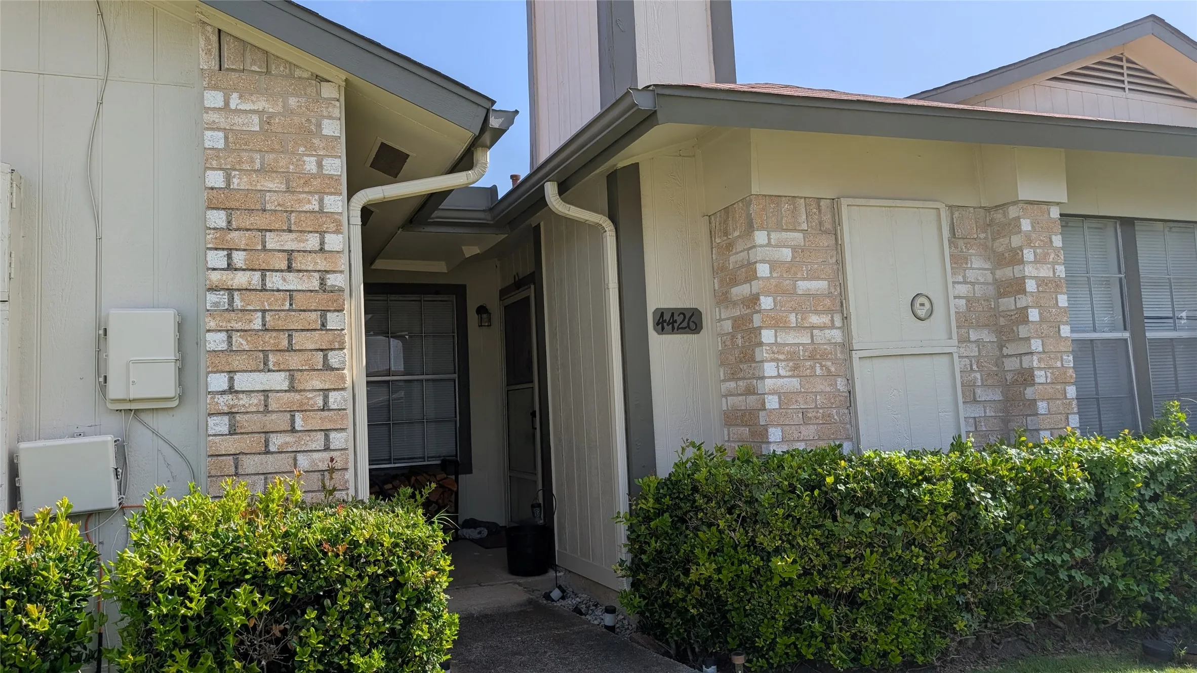 Townhouse For Sale in Dallas County , 4426 Wind River Lane, Garland, Texas 75042, 2 Bedroom, 2 Bathroom, 2 Garage spaces, 1,279 Sqft, built in 1981, mls#21401882, Real Estate Agent in Garland, Homes For Sale in Dallas county, Homes For Sale in Garland, Realtor in Garland Texas, Real Estate Brokerage Independent Realty Texas, Luminita Cordes Realtor