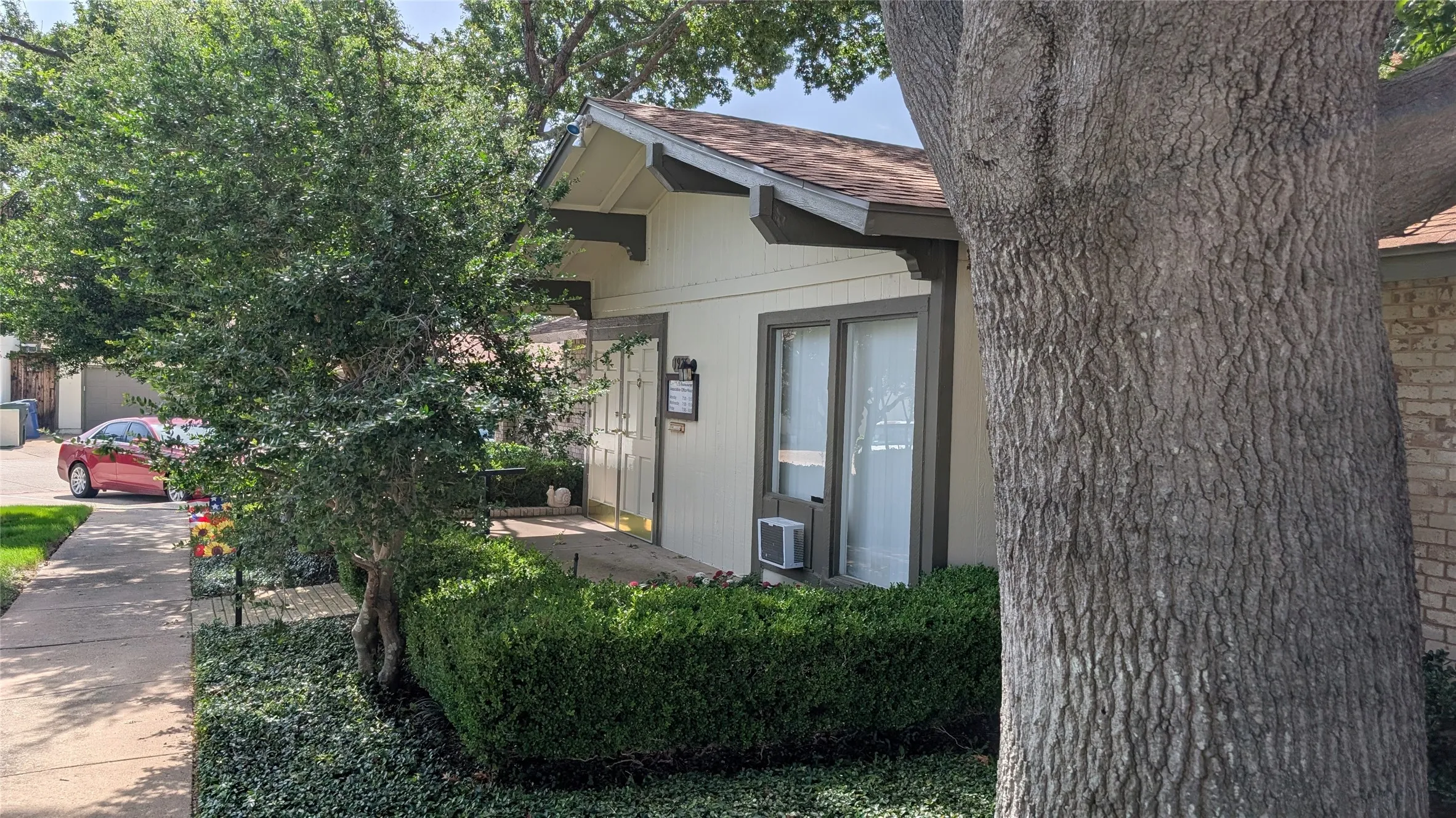 Townhouse For Sale in Dallas County , 4426 Wind River Lane, Garland, Texas 75042, 2 Bedroom, 2 Bathroom, 2 Garage spaces, 1,279 Sqft, built in 1981, mls#21401882, Real Estate Agent in Garland, Homes For Sale in Dallas county, Homes For Sale in Garland, Realtor in Garland Texas, Real Estate Brokerage Independent Realty Texas, Luminita Cordes Realtor