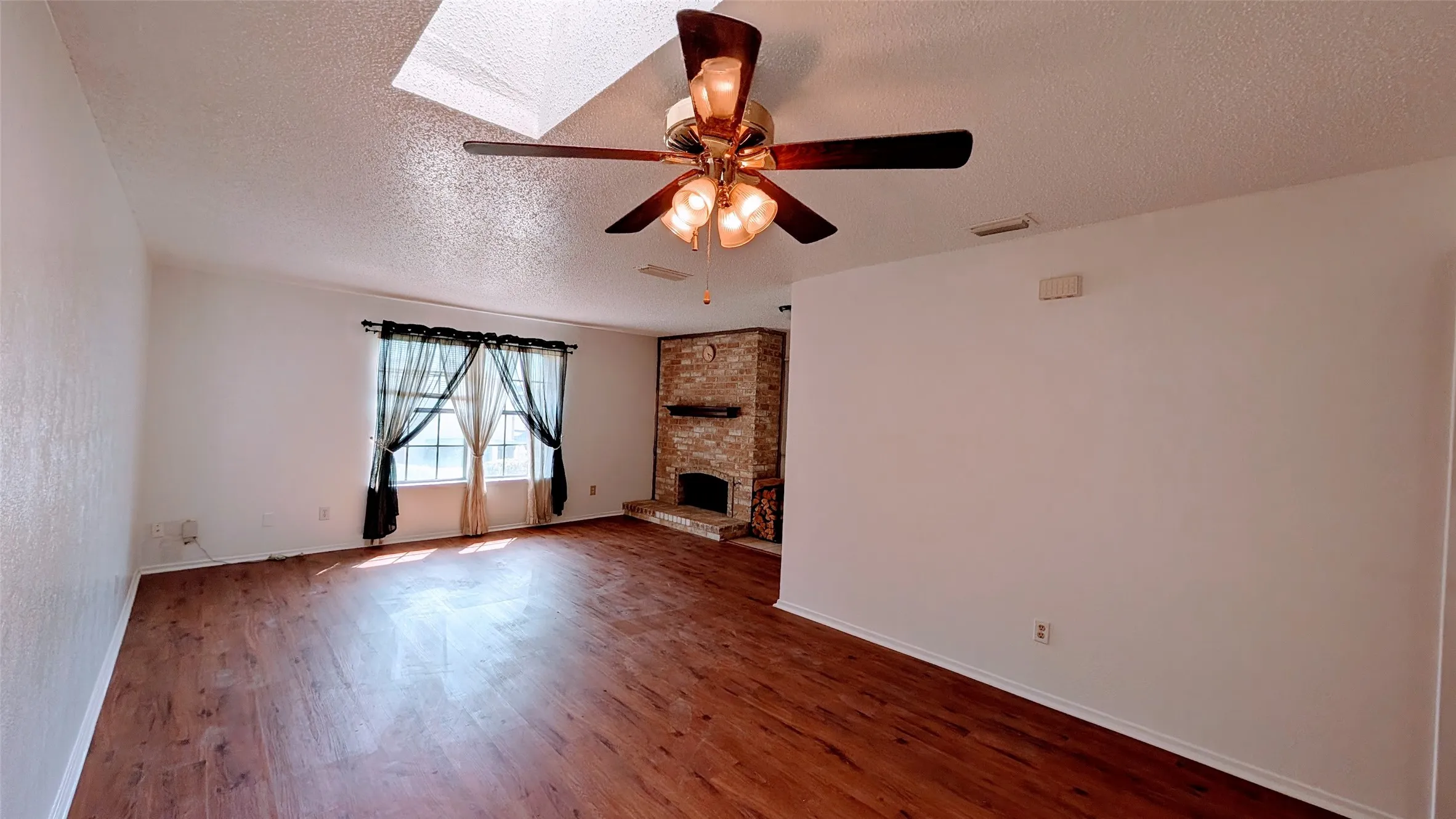 Townhouse For Sale in Dallas County , 4426 Wind River Lane, Garland, Texas 75042, 2 Bedroom, 2 Bathroom, 2 Garage spaces, 1,279 Sqft, built in 1981, mls#21401882, Real Estate Agent in Garland, Homes For Sale in Dallas county, Homes For Sale in Garland, Realtor in Garland Texas, Real Estate Brokerage Independent Realty Texas, Luminita Cordes Realtor