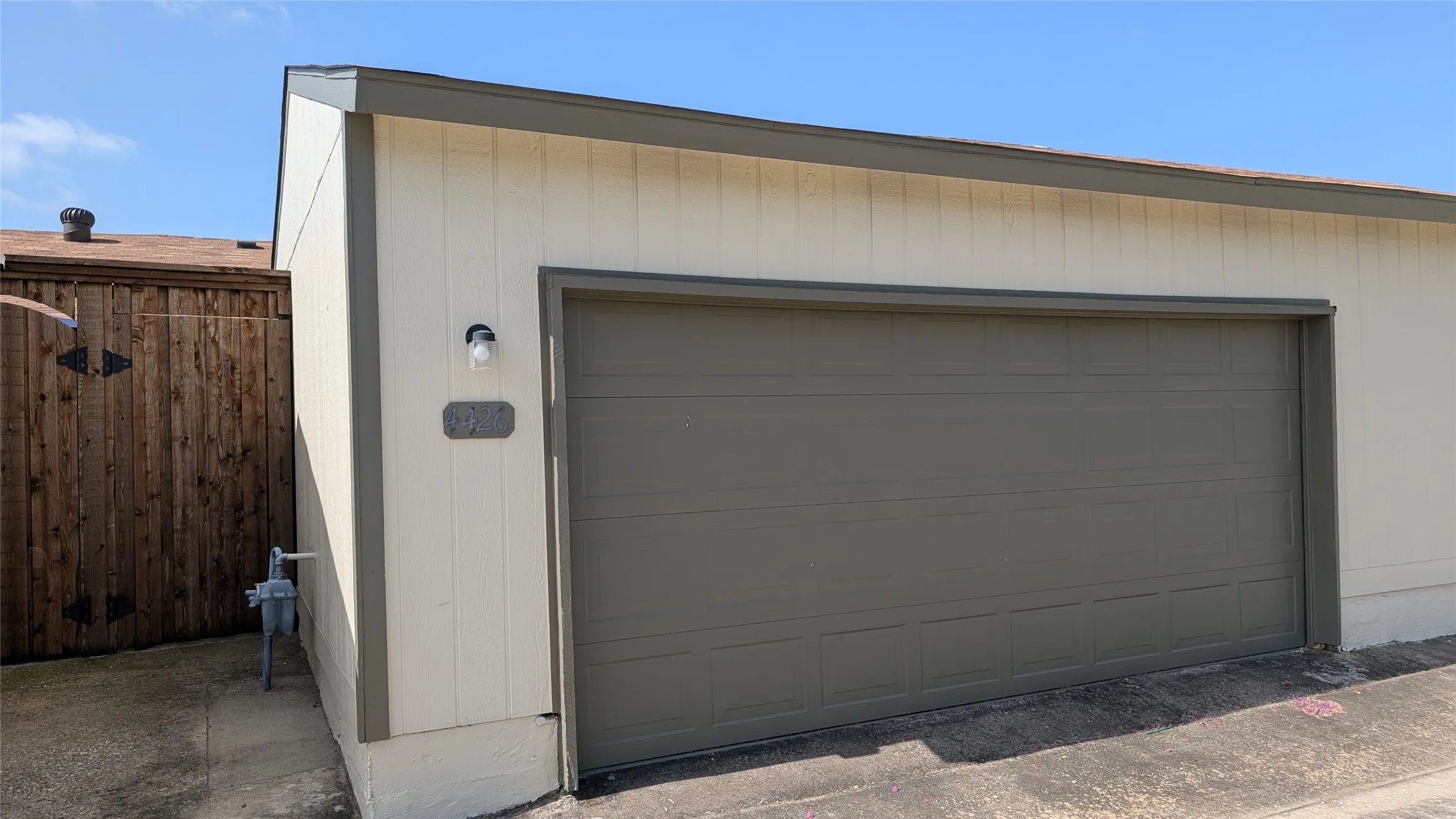 Townhouse For Sale in Dallas County , 4426 Wind River Lane, Garland, Texas 75042, 2 Bedroom, 2 Bathroom, 2 Garage spaces, 1,279 Sqft, built in 1981, mls#21401882, Real Estate Agent in Garland, Homes For Sale in Dallas county, Homes For Sale in Garland, Realtor in Garland Texas, Real Estate Brokerage Independent Realty Texas, Luminita Cordes Realtor