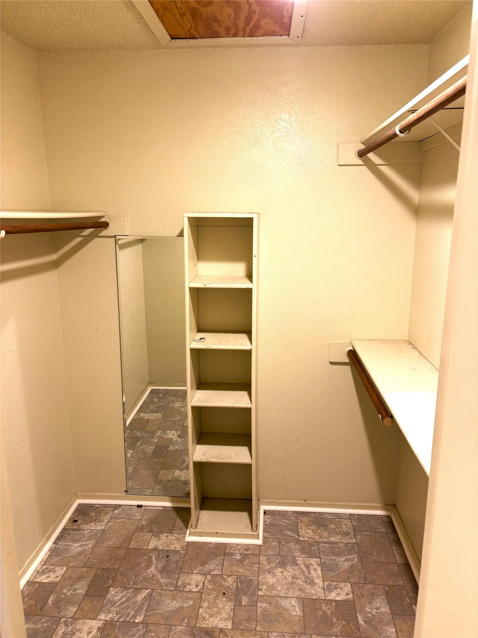 Townhouse For Sale in Dallas County , 4426 Wind River Lane, Garland, Texas 75042, 2 Bedroom, 2 Bathroom, 2 Garage spaces, 1,279 Sqft, built in 1981, mls#21401882, Real Estate Agent in Garland, Homes For Sale in Dallas county, Homes For Sale in Garland, Realtor in Garland Texas, Real Estate Brokerage Independent Realty Texas, Luminita Cordes Realtor
