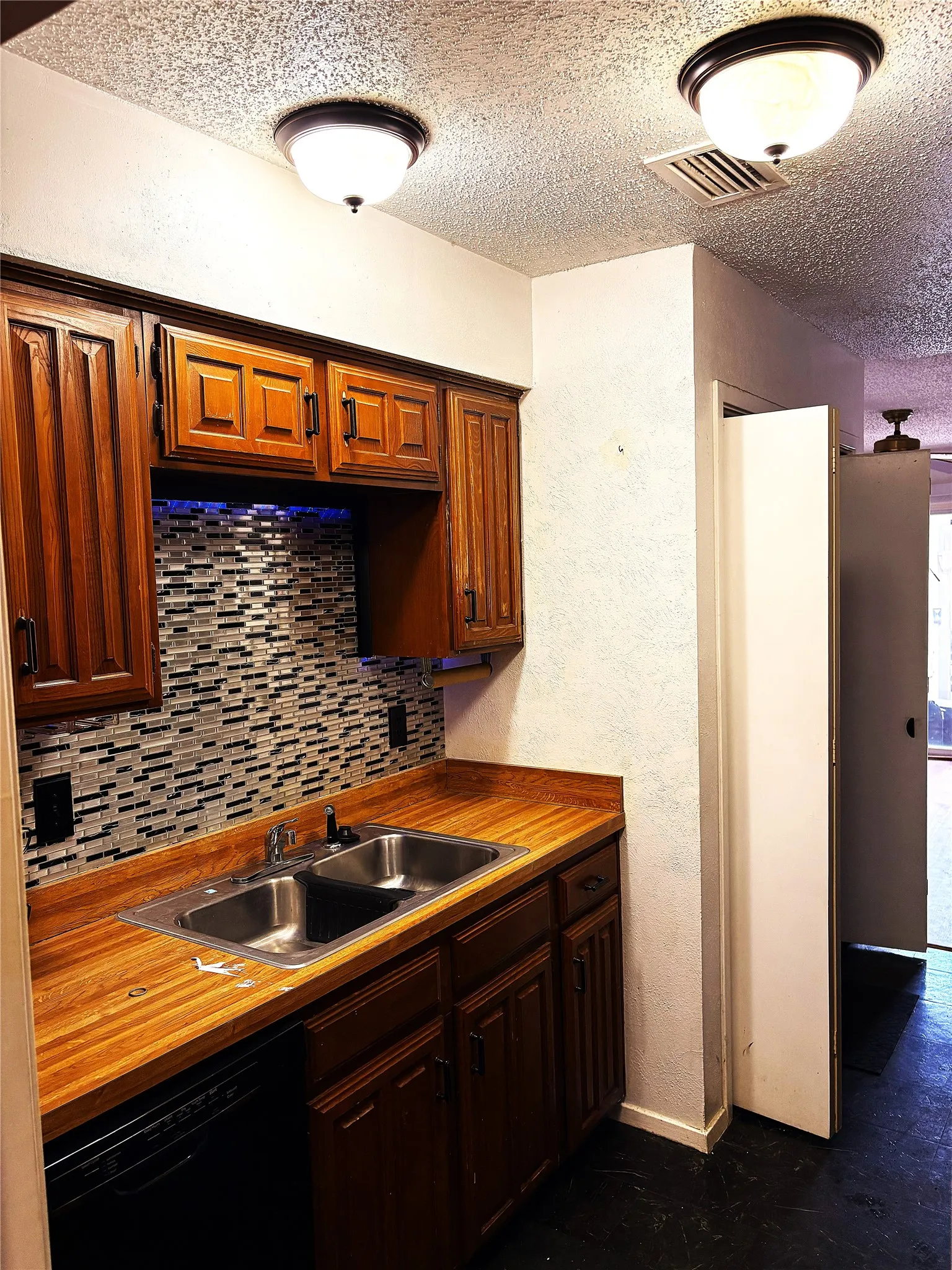 Townhouse For Sale in Dallas County , 4426 Wind River Lane, Garland, Texas 75042, 2 Bedroom, 2 Bathroom, 2 Garage spaces, 1,279 Sqft, built in 1981, mls#21401882, Real Estate Agent in Garland, Homes For Sale in Dallas county, Homes For Sale in Garland, Realtor in Garland Texas, Real Estate Brokerage Independent Realty Texas, Luminita Cordes Realtor