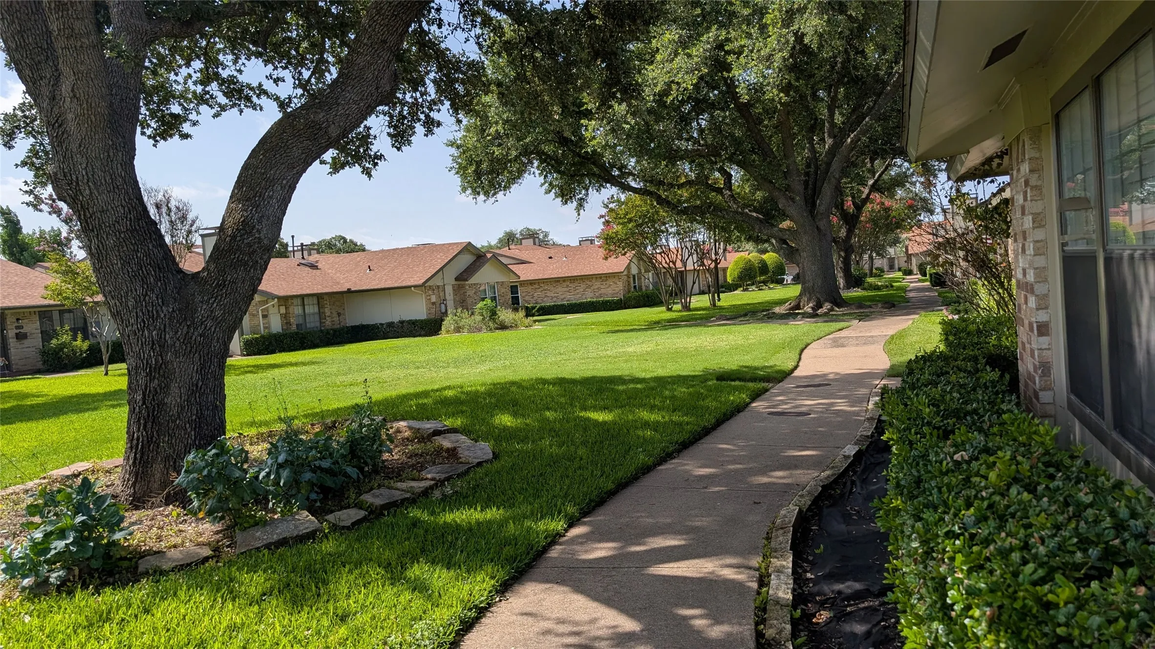 Townhouse For Sale in Dallas County , 4426 Wind River Lane, Garland, Texas 75042, 2 Bedroom, 2 Bathroom, 2 Garage spaces, 1,279 Sqft, built in 1981, mls#21401882, Real Estate Agent in Garland, Homes For Sale in Dallas county, Homes For Sale in Garland, Realtor in Garland Texas, Real Estate Brokerage Independent Realty Texas, Luminita Cordes Realtor
