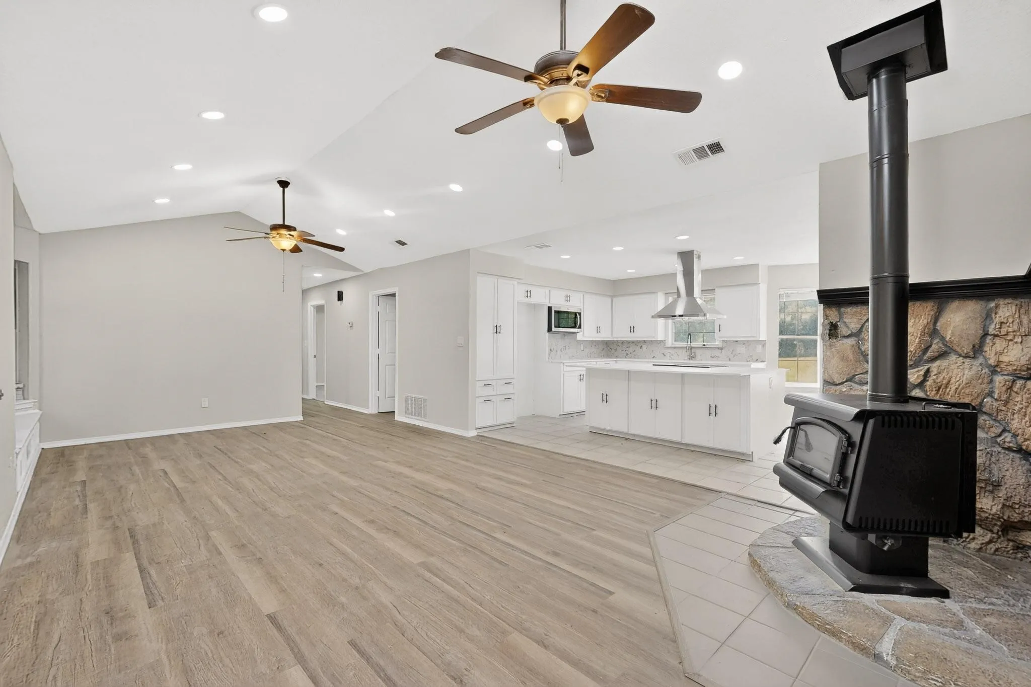 Single Family Residence For Sale in Hunt County , 529 Morris Lane, Greenville, Texas 75402, 4 Bedroom, 3 Bathroom, 3 Garage spaces, 2,818 Sqft, built in 1999, mls#21401883, Real Estate Agent in Greenville, Homes For Sale in Hunt county, Homes For Sale in Greenville, Realtor in Greenville Texas, Real Estate Brokerage Independent Realty Texas, Luminita Cordes Realtor