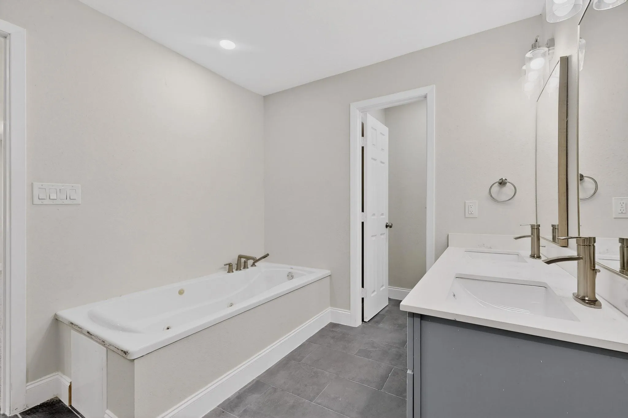 Single Family Residence For Sale in Hunt County , 529 Morris Lane, Greenville, Texas 75402, 4 Bedroom, 3 Bathroom, 3 Garage spaces, 2,818 Sqft, built in 1999, mls#21401883, Real Estate Agent in Greenville, Homes For Sale in Hunt county, Homes For Sale in Greenville, Realtor in Greenville Texas, Real Estate Brokerage Independent Realty Texas, Luminita Cordes Realtor