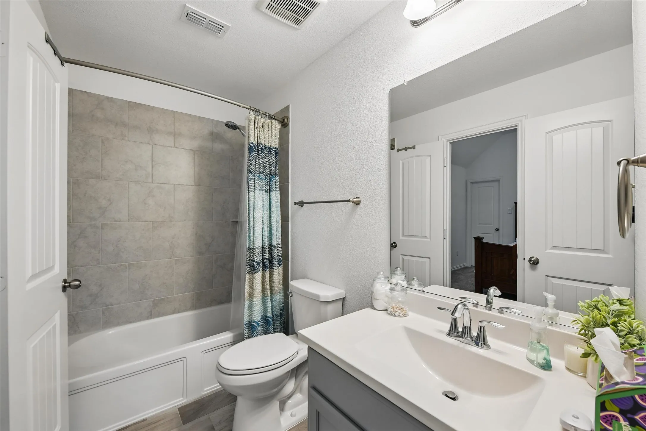 Upstairs bathroom connected to Bedroom No. 2