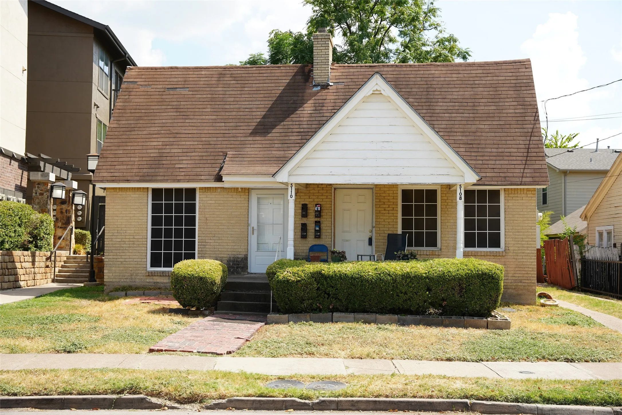 Front street elevation along Manett St showing 50 ft frontage and mature shade trees.