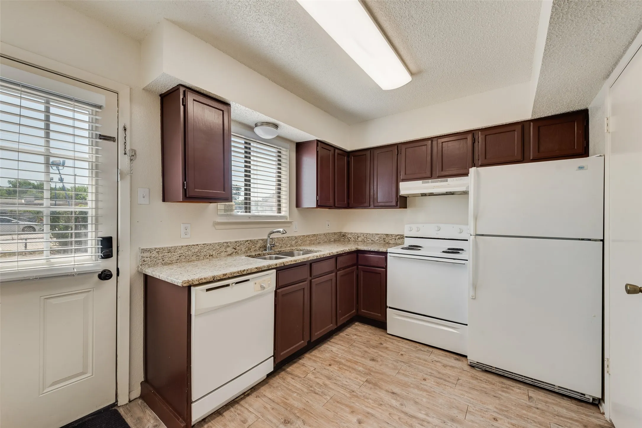 Townhouse For Rent in Dallas County , 2826 Wimbledon Court B, Garland, Texas 75041, 2 Bedroom, 2 Bathroom, Garage spaces, 1,040 Sqft, built in 1984, mls#21401887, Real Estate Agent in Garland, Homes For Rent in Dallas county, Homes For Rent in Garland, Realtor in Garland Texas, Real Estate Brokerage Independent Realty Texas, Luminita Cordes Realtor