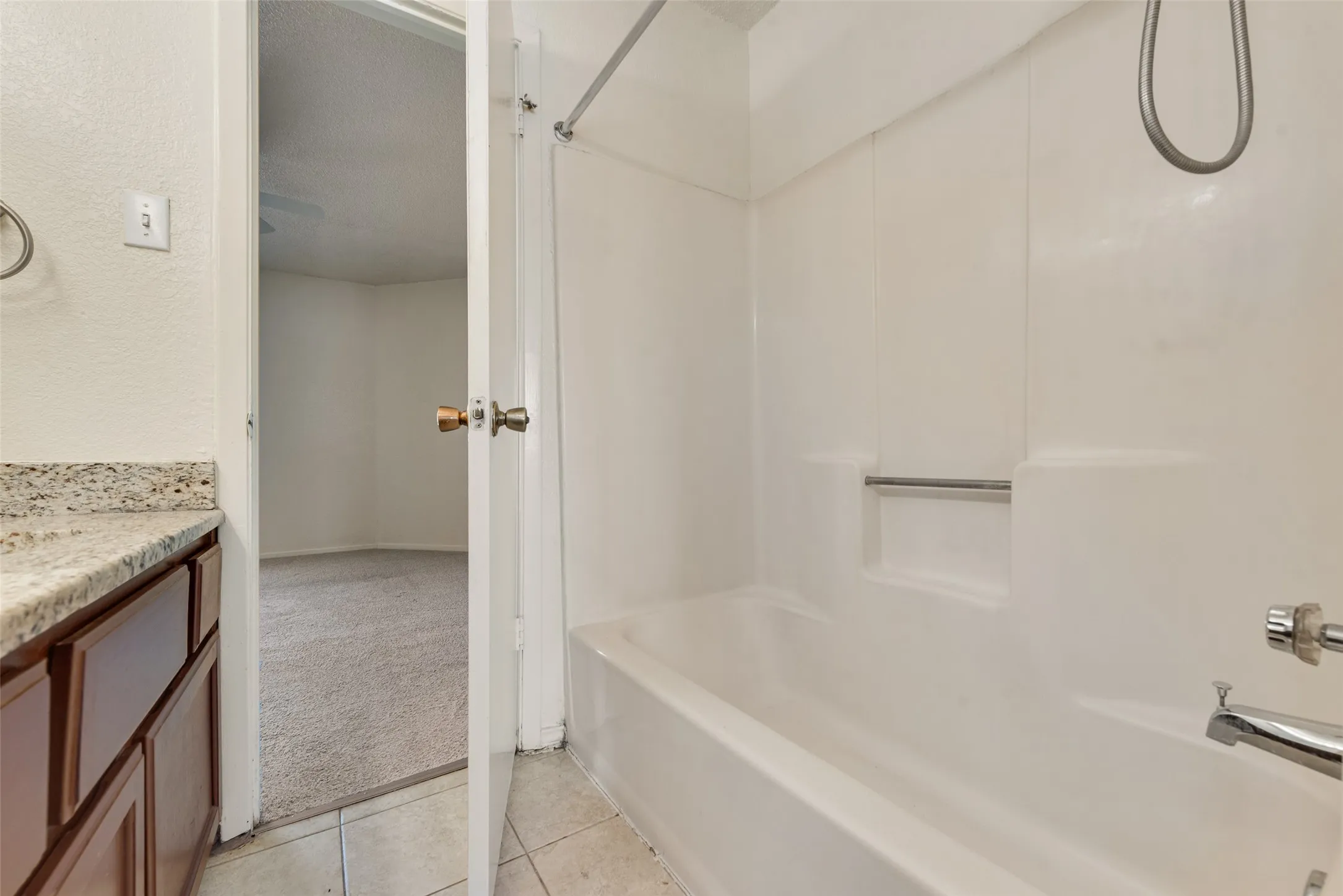 Townhouse For Rent in Dallas County , 2826 Wimbledon Court B, Garland, Texas 75041, 2 Bedroom, 2 Bathroom, Garage spaces, 1,040 Sqft, built in 1984, mls#21401887, Real Estate Agent in Garland, Homes For Rent in Dallas county, Homes For Rent in Garland, Realtor in Garland Texas, Real Estate Brokerage Independent Realty Texas, Luminita Cordes Realtor