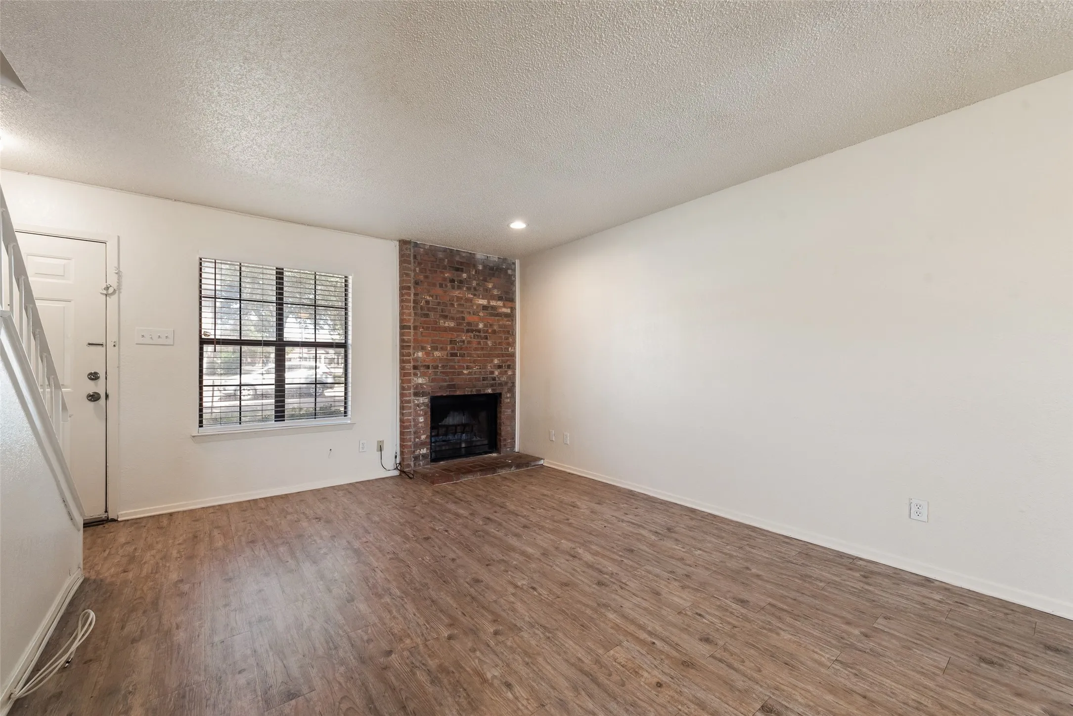 Townhouse For Rent in Dallas County , 2826 Wimbledon Court B, Garland, Texas 75041, 2 Bedroom, 2 Bathroom, Garage spaces, 1,040 Sqft, built in 1984, mls#21401887, Real Estate Agent in Garland, Homes For Rent in Dallas county, Homes For Rent in Garland, Realtor in Garland Texas, Real Estate Brokerage Independent Realty Texas, Luminita Cordes Realtor