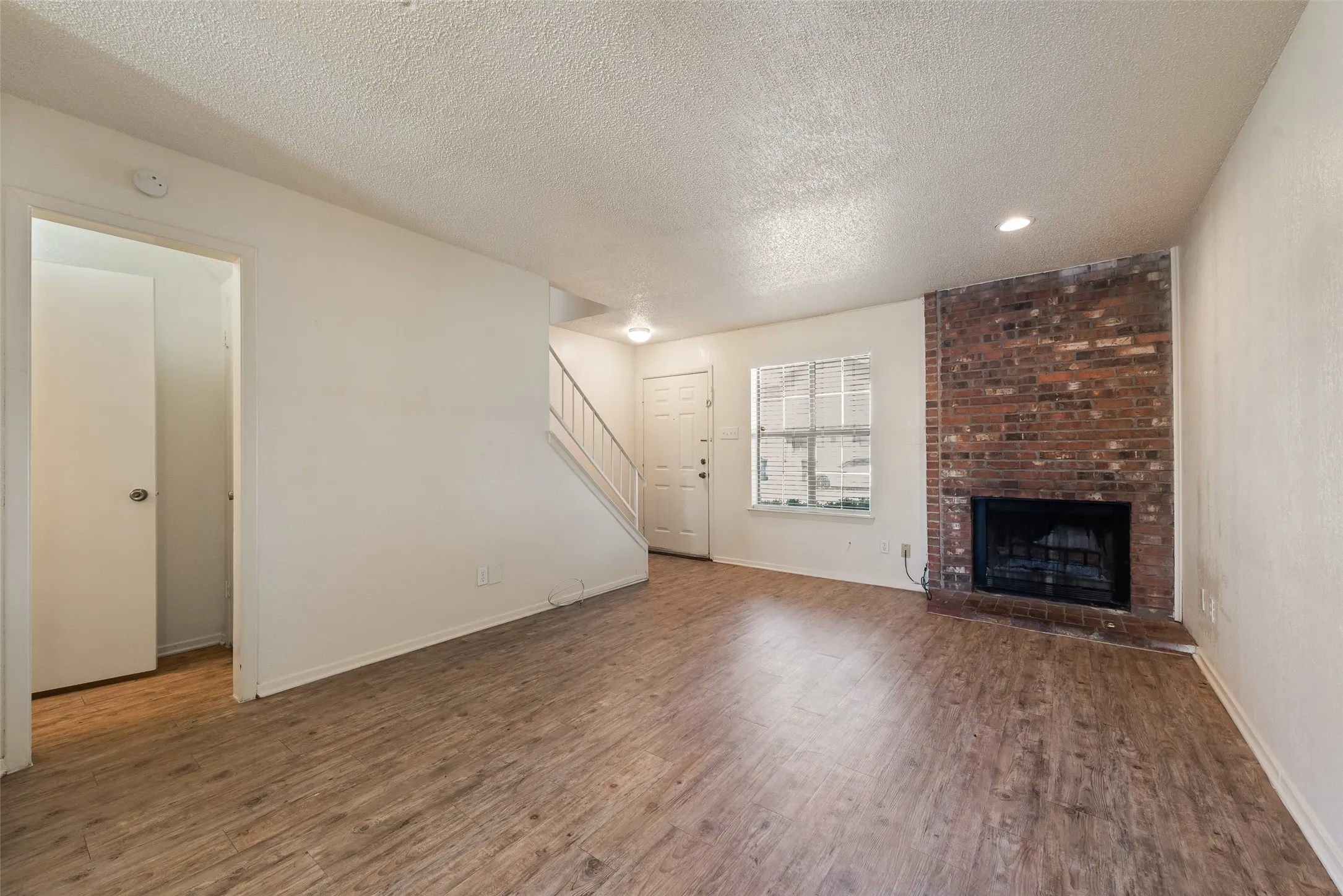 Townhouse For Rent in Dallas County , 2826 Wimbledon Court B, Garland, Texas 75041, 2 Bedroom, 2 Bathroom, Garage spaces, 1,040 Sqft, built in 1984, mls#21401887, Real Estate Agent in Garland, Homes For Rent in Dallas county, Homes For Rent in Garland, Realtor in Garland Texas, Real Estate Brokerage Independent Realty Texas, Luminita Cordes Realtor