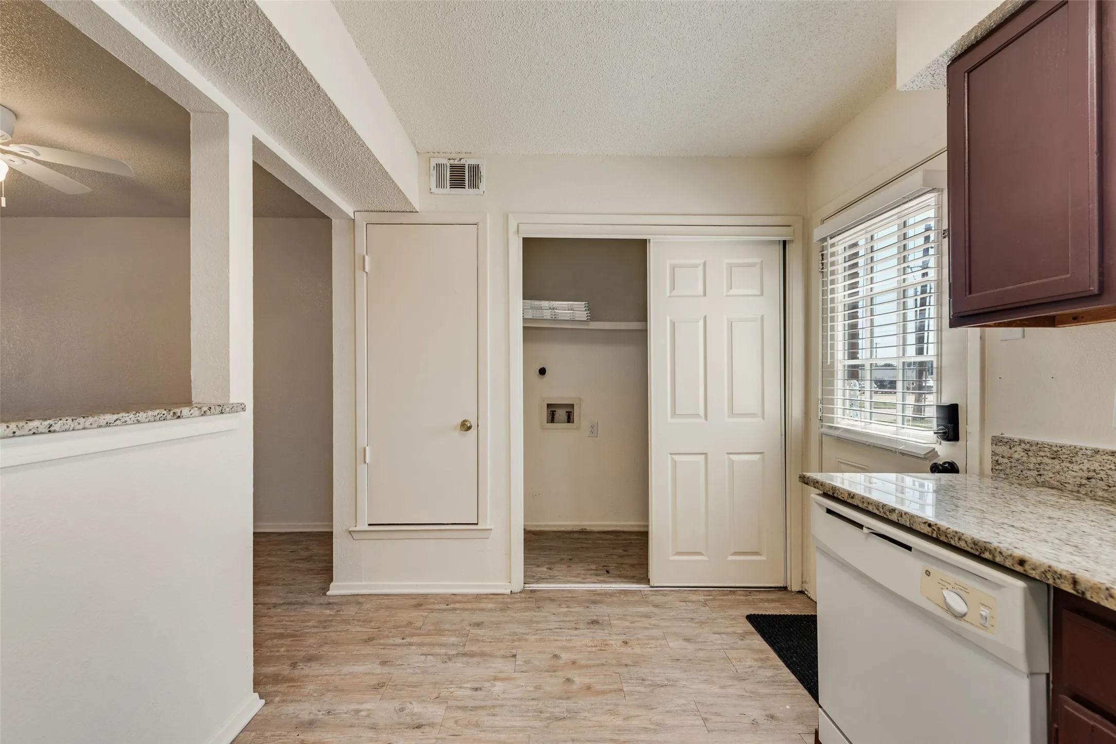 Townhouse For Rent in Dallas County , 2826 Wimbledon Court B, Garland, Texas 75041, 2 Bedroom, 2 Bathroom, Garage spaces, 1,040 Sqft, built in 1984, mls#21401887, Real Estate Agent in Garland, Homes For Rent in Dallas county, Homes For Rent in Garland, Realtor in Garland Texas, Real Estate Brokerage Independent Realty Texas, Luminita Cordes Realtor
