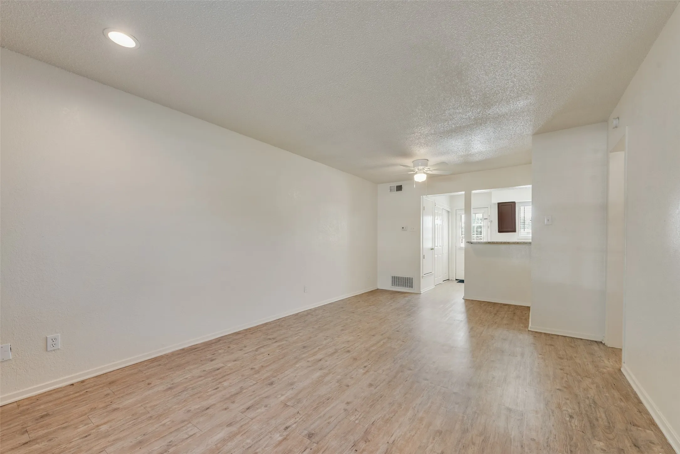 Townhouse For Rent in Dallas County , 2826 Wimbledon Court B, Garland, Texas 75041, 2 Bedroom, 2 Bathroom, Garage spaces, 1,040 Sqft, built in 1984, mls#21401887, Real Estate Agent in Garland, Homes For Rent in Dallas county, Homes For Rent in Garland, Realtor in Garland Texas, Real Estate Brokerage Independent Realty Texas, Luminita Cordes Realtor