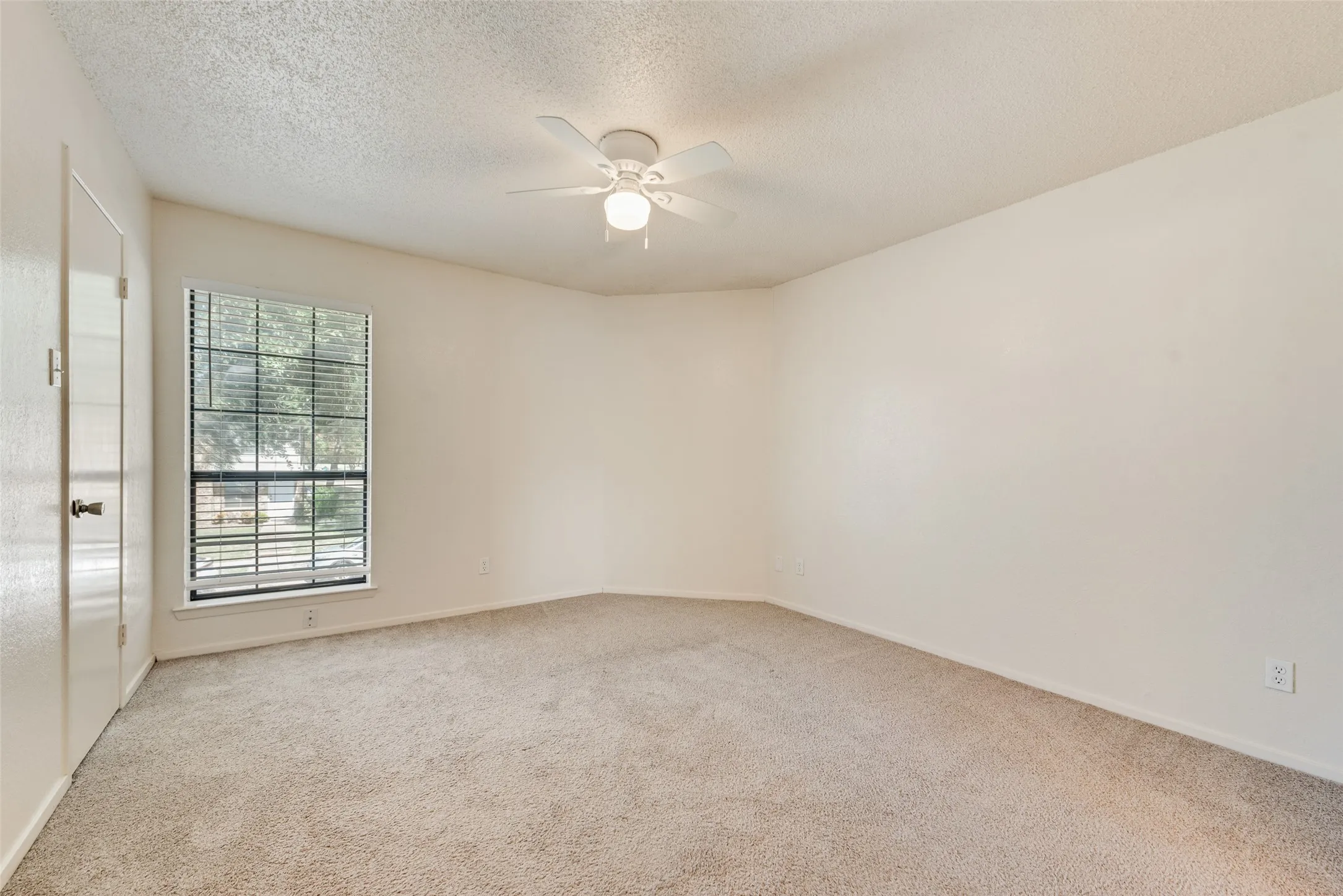 Townhouse For Rent in Dallas County , 2826 Wimbledon Court B, Garland, Texas 75041, 2 Bedroom, 2 Bathroom, Garage spaces, 1,040 Sqft, built in 1984, mls#21401887, Real Estate Agent in Garland, Homes For Rent in Dallas county, Homes For Rent in Garland, Realtor in Garland Texas, Real Estate Brokerage Independent Realty Texas, Luminita Cordes Realtor