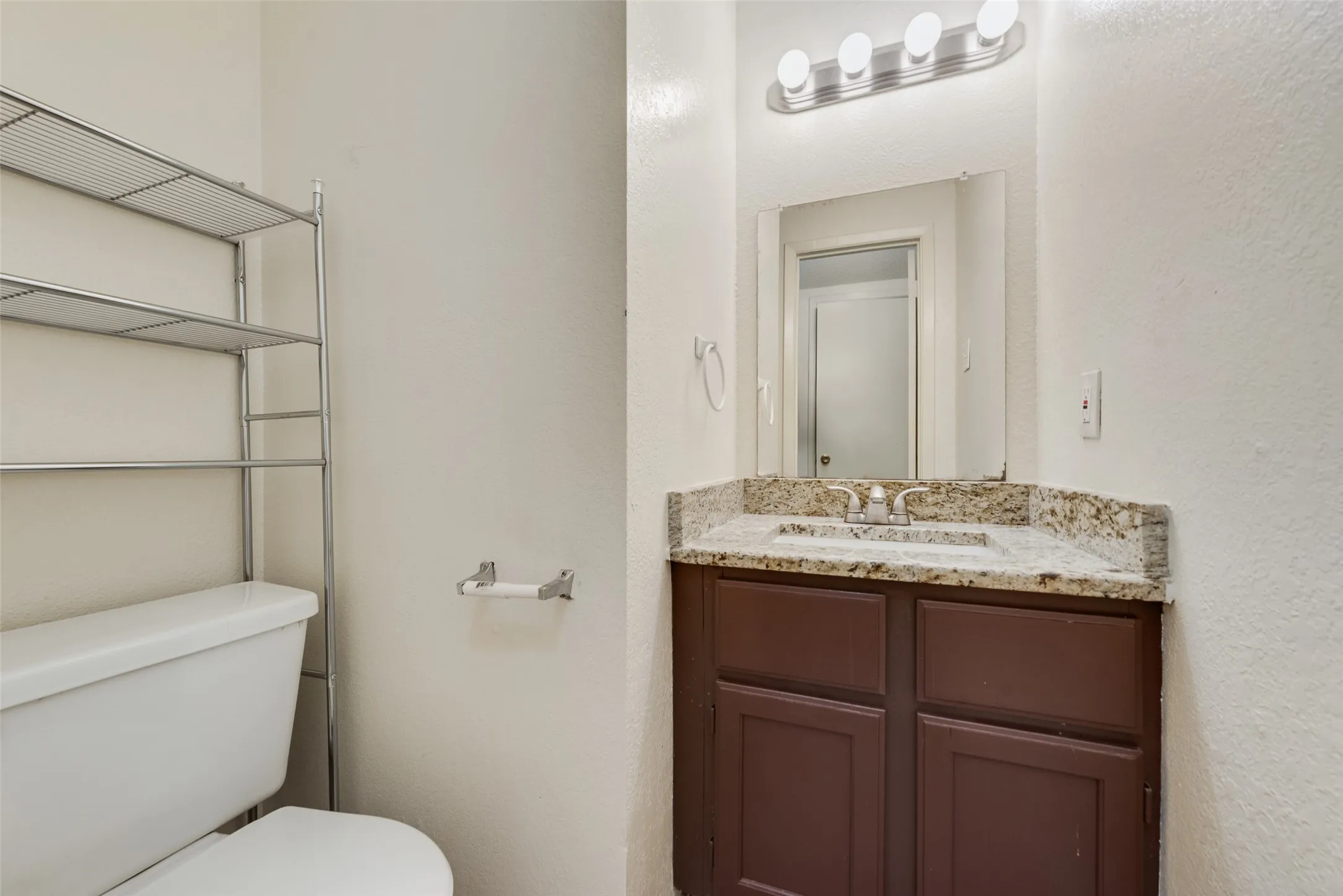 Townhouse For Rent in Dallas County , 2826 Wimbledon Court B, Garland, Texas 75041, 2 Bedroom, 2 Bathroom, Garage spaces, 1,040 Sqft, built in 1984, mls#21401887, Real Estate Agent in Garland, Homes For Rent in Dallas county, Homes For Rent in Garland, Realtor in Garland Texas, Real Estate Brokerage Independent Realty Texas, Luminita Cordes Realtor
