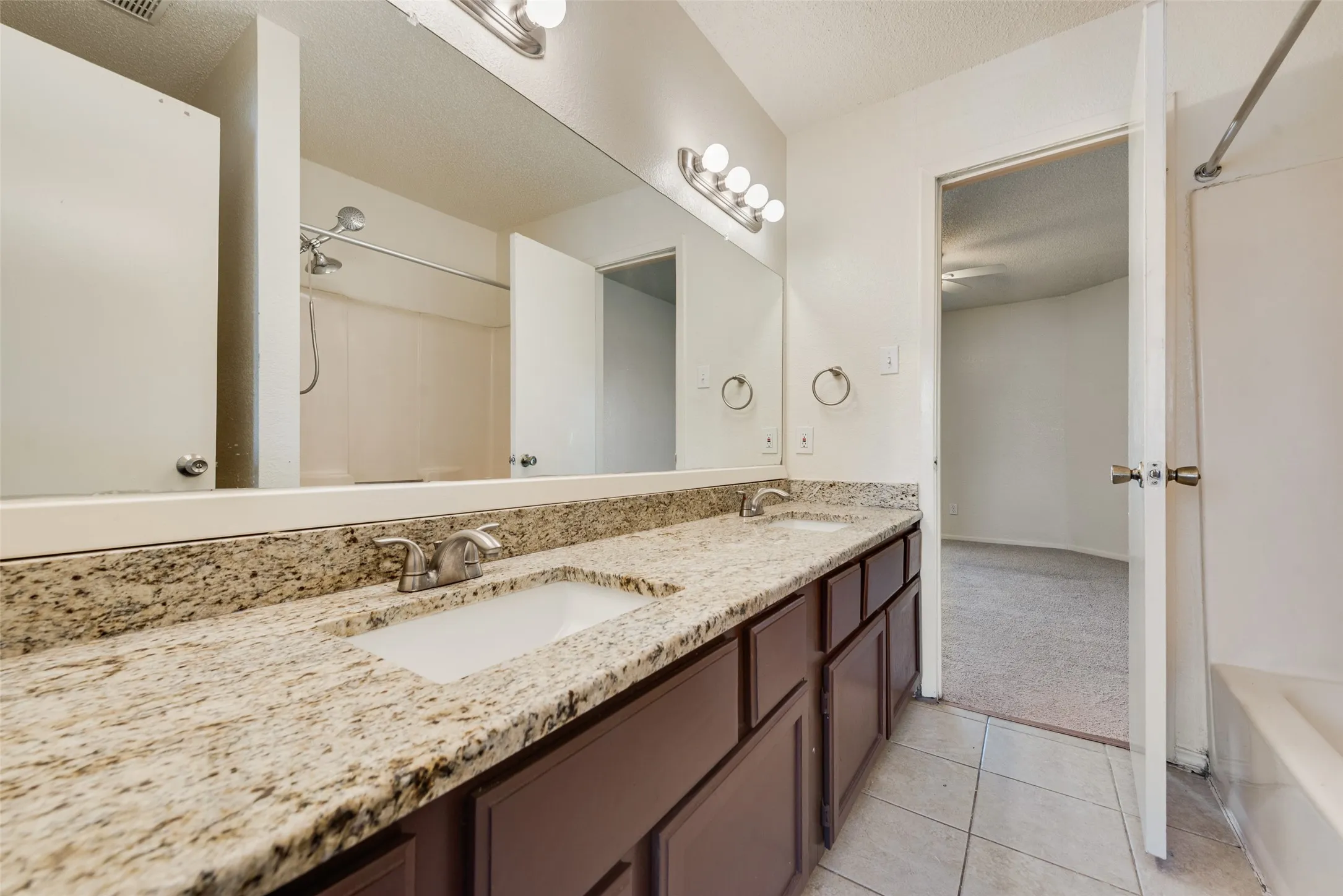 Townhouse For Rent in Dallas County , 2826 Wimbledon Court B, Garland, Texas 75041, 2 Bedroom, 2 Bathroom, Garage spaces, 1,040 Sqft, built in 1984, mls#21401887, Real Estate Agent in Garland, Homes For Rent in Dallas county, Homes For Rent in Garland, Realtor in Garland Texas, Real Estate Brokerage Independent Realty Texas, Luminita Cordes Realtor