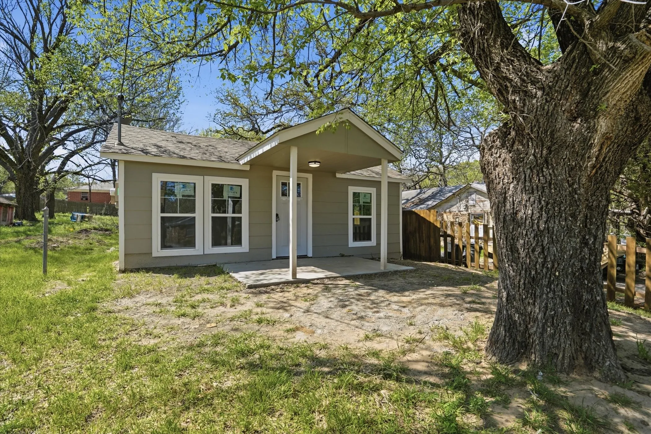 Single Family Residence For Sale in Parker County , 613 Bryan Street, Weatherford, Texas 76086, 1 Bedroom, 1 Bathroom, Garage spaces, 568 Sqft, built in 1940, mls#21401022, Real Estate Agent in Weatherford, Homes For Sale in Parker county, Homes For Sale in Weatherford, Realtor in Weatherford Texas, Real Estate Brokerage Independent Realty Texas, Luminita Cordes Realtor