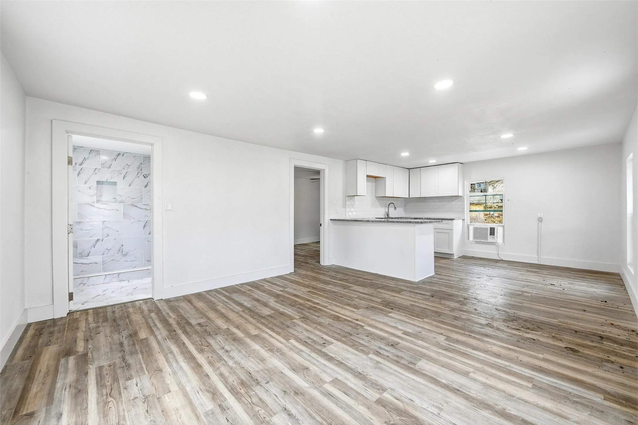Single Family Residence For Sale in Parker County , 613 Bryan Street, Weatherford, Texas 76086, 1 Bedroom, 1 Bathroom, Garage spaces, 568 Sqft, built in 1940, mls#21401022, Real Estate Agent in Weatherford, Homes For Sale in Parker county, Homes For Sale in Weatherford, Realtor in Weatherford Texas, Real Estate Brokerage Independent Realty Texas, Luminita Cordes Realtor