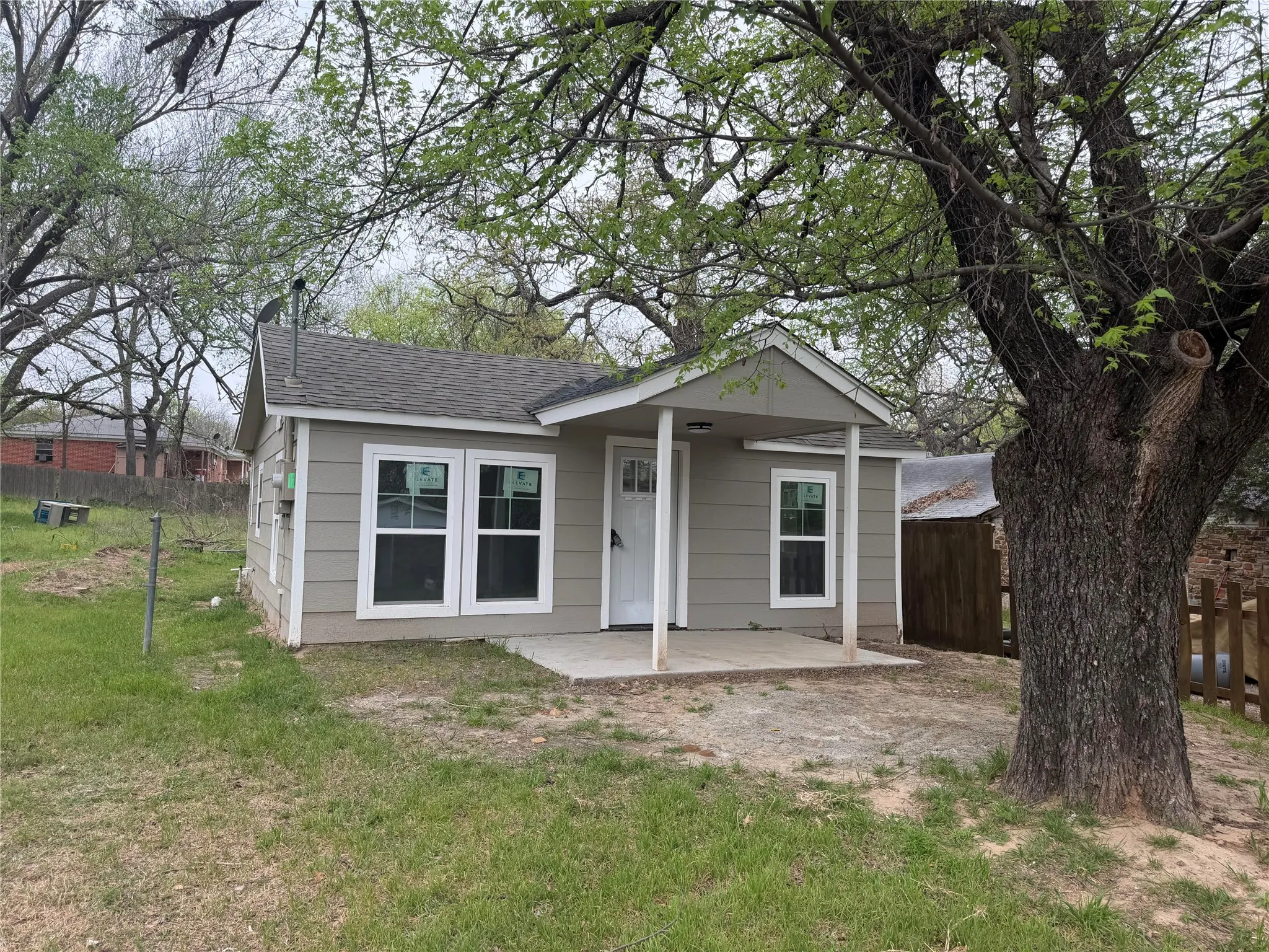 Single Family Residence For Sale in Parker County , 613 Bryan Street, Weatherford, Texas 76086, 1 Bedroom, 1 Bathroom, Garage spaces, 568 Sqft, built in 1940, mls#21401022, Real Estate Agent in Weatherford, Homes For Sale in Parker county, Homes For Sale in Weatherford, Realtor in Weatherford Texas, Real Estate Brokerage Independent Realty Texas, Luminita Cordes Realtor