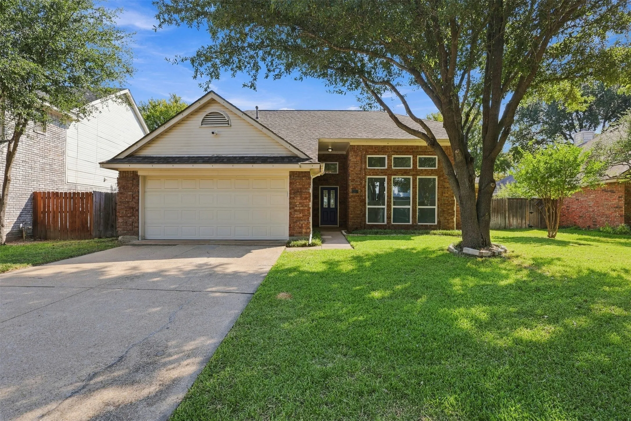 Single Family Residence For Sale in Dallas County , 4368 Carolina Street, Grand Prairie, Texas 75052, 3 Bedroom, 2 Bathroom, 2 Garage spaces, 2,010 Sqft, built in 1986, mls#21399311, Real Estate Agent in Grand Prairie, Homes For Sale in Dallas county, Homes For Sale in Grand Prairie, Realtor in Grand Prairie Texas, Real Estate Brokerage Independent Realty Texas, Luminita Cordes Realtor