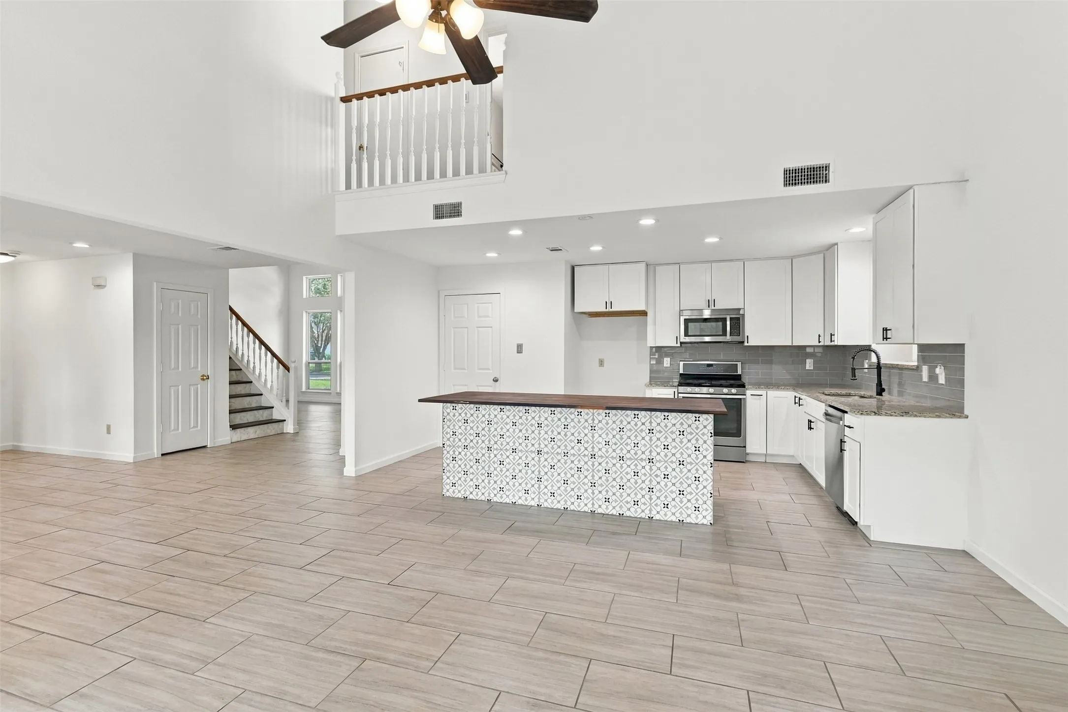 Single Family Residence For Sale in Dallas County , 4368 Carolina Street, Grand Prairie, Texas 75052, 3 Bedroom, 2 Bathroom, 2 Garage spaces, 2,010 Sqft, built in 1986, mls#21399311, Real Estate Agent in Grand Prairie, Homes For Sale in Dallas county, Homes For Sale in Grand Prairie, Realtor in Grand Prairie Texas, Real Estate Brokerage Independent Realty Texas, Luminita Cordes Realtor