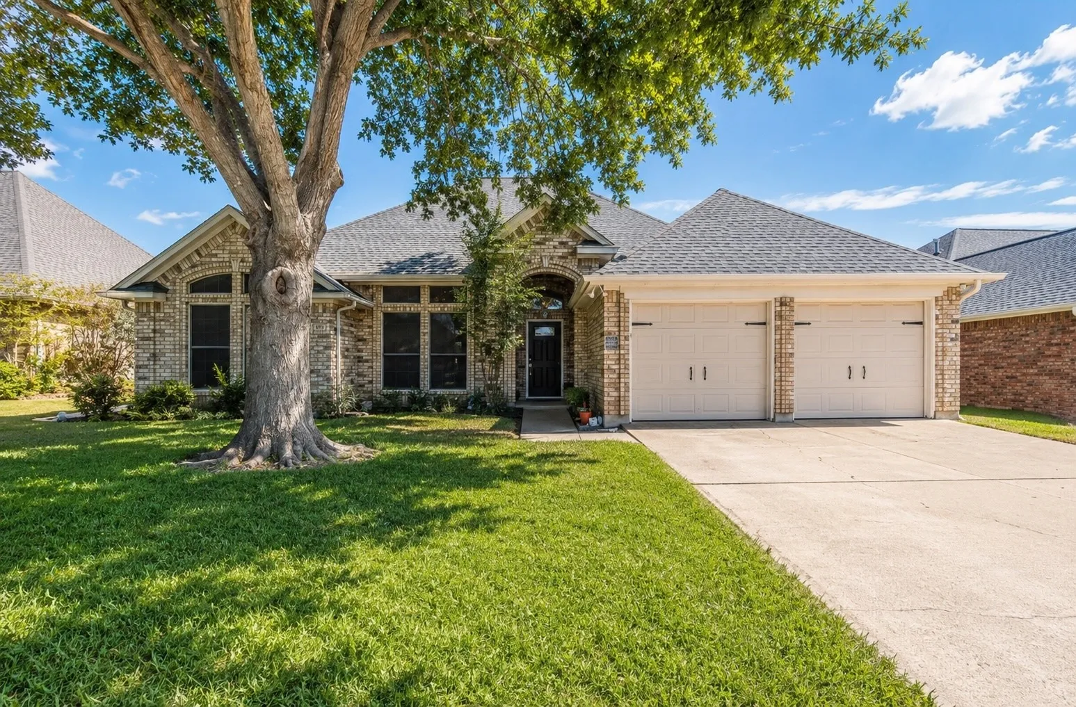Single Family Residence For Sale in Tarrant County , 2207 Nugent Drive, Mansfield, Texas 76063, 3 Bedroom, 2 Bathroom, 2 Garage spaces, 2,209 Sqft, built in 1993, mls#21398633, Real Estate Agent in Mansfield, Homes For Sale in Tarrant county, Homes For Sale in Mansfield, Realtor in Mansfield Texas, Real Estate Brokerage Independent Realty Texas, Luminita Cordes Realtor