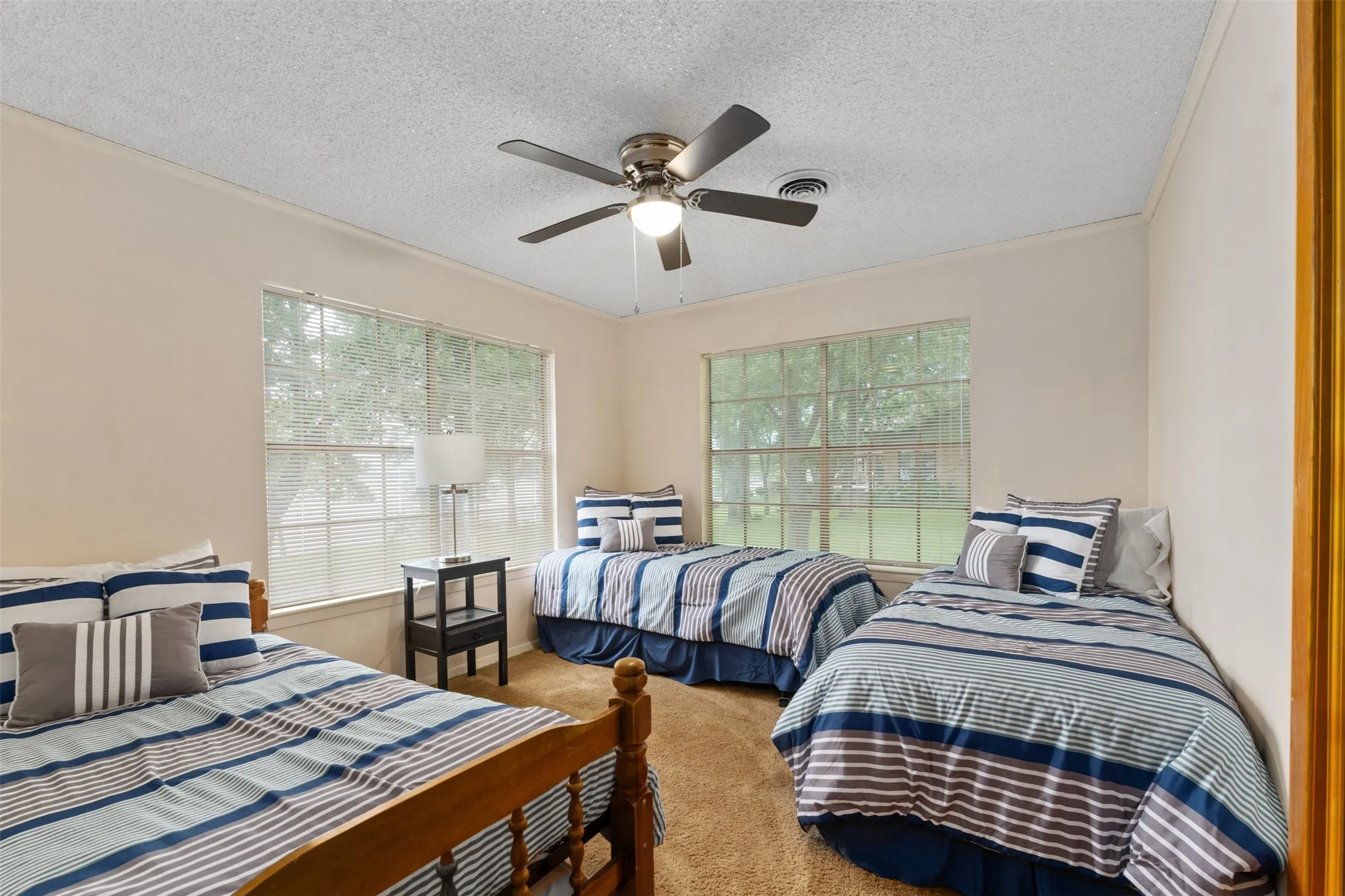 Single Family Residence For Sale in Henderson County , 221 Edythe Dee Lane, Mabank, Texas 75156, 4 Bedroom, 3 Bathroom, 2 Garage spaces, 3,032 Sqft, built in 1967, mls#21401895, Real Estate Agent in Mabank, Homes For Sale in Henderson county, Homes For Sale in Mabank, Realtor in Mabank Texas, Real Estate Brokerage Independent Realty Texas, Luminita Cordes Realtor