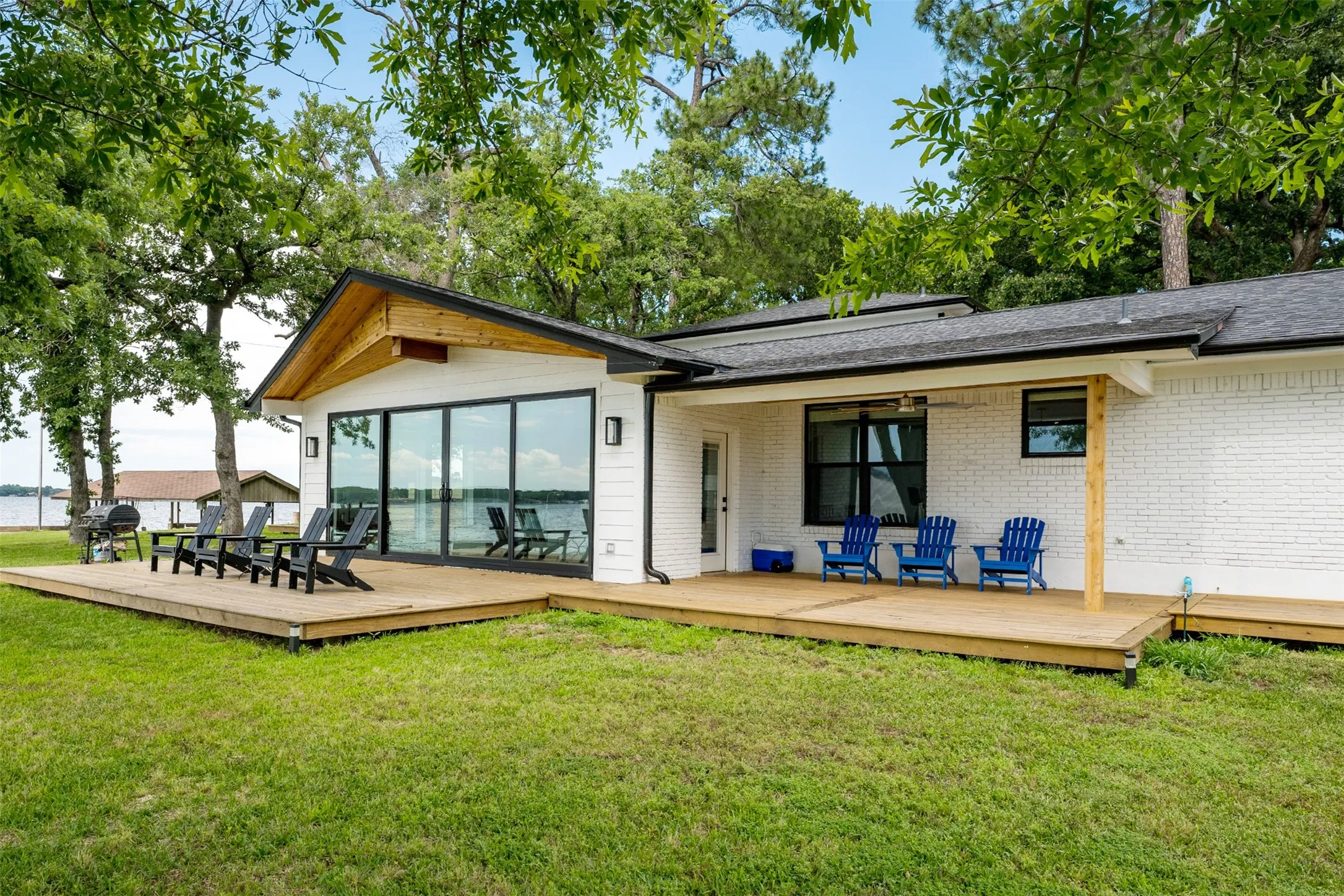 Single Family Residence For Sale in Henderson County , 221 Edythe Dee Lane, Mabank, Texas 75156, 4 Bedroom, 3 Bathroom, 2 Garage spaces, 3,032 Sqft, built in 1967, mls#21401895, Real Estate Agent in Mabank, Homes For Sale in Henderson county, Homes For Sale in Mabank, Realtor in Mabank Texas, Real Estate Brokerage Independent Realty Texas, Luminita Cordes Realtor