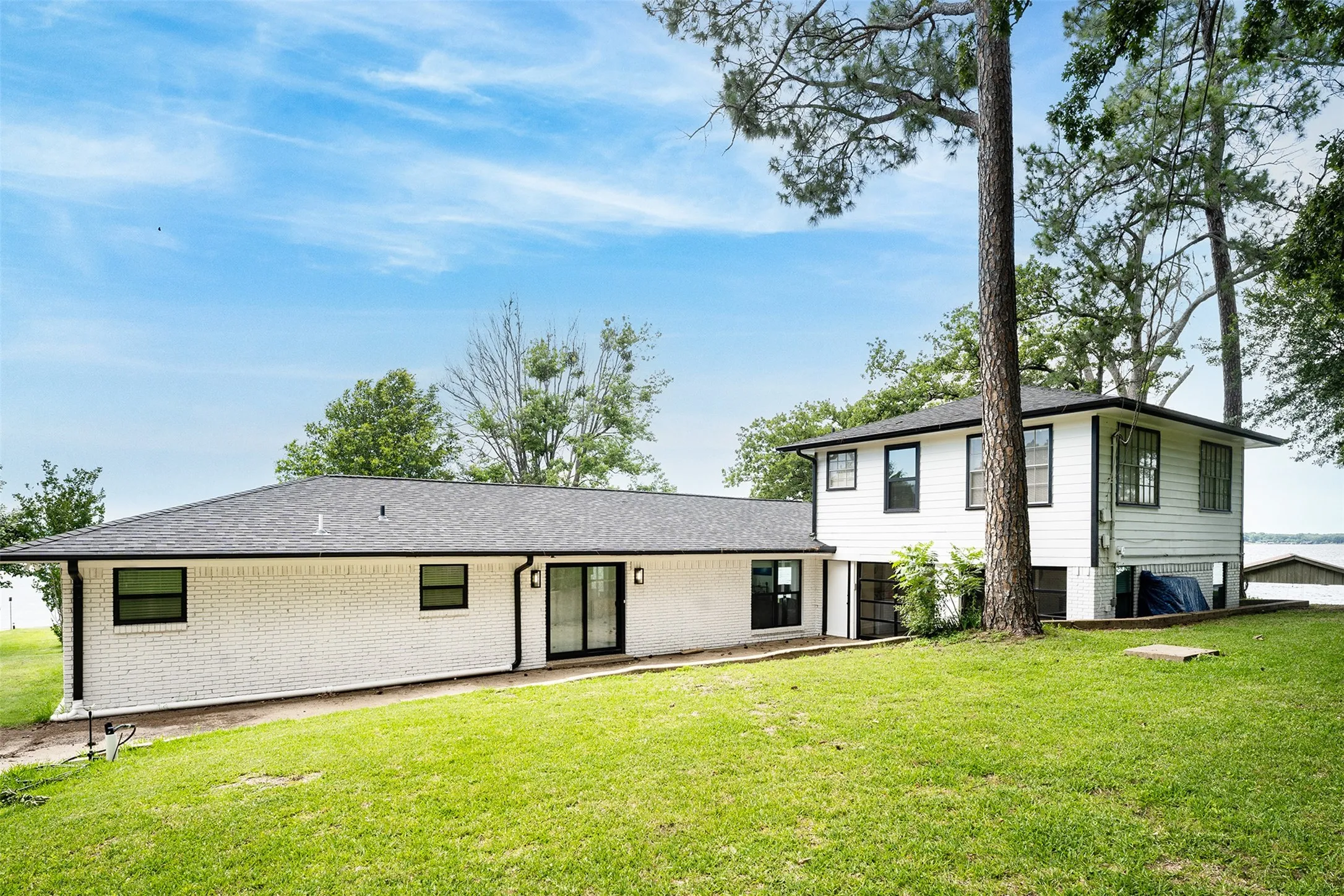 Single Family Residence For Sale in Henderson County , 221 Edythe Dee Lane, Mabank, Texas 75156, 4 Bedroom, 3 Bathroom, 2 Garage spaces, 3,032 Sqft, built in 1967, mls#21401895, Real Estate Agent in Mabank, Homes For Sale in Henderson county, Homes For Sale in Mabank, Realtor in Mabank Texas, Real Estate Brokerage Independent Realty Texas, Luminita Cordes Realtor