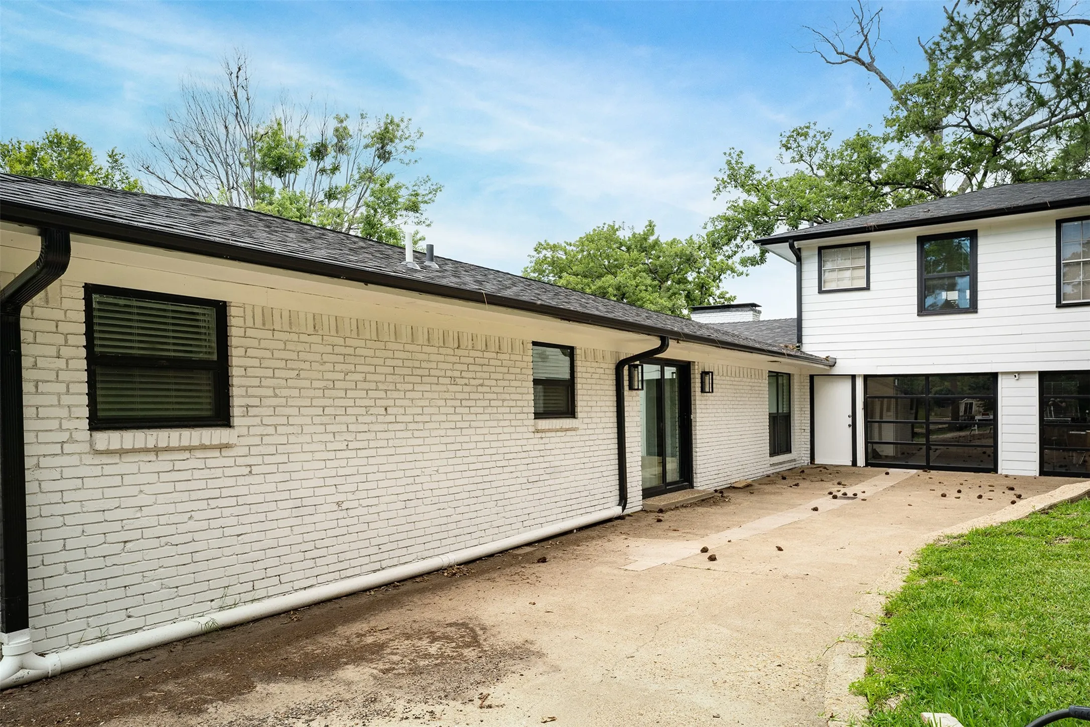 Single Family Residence For Sale in Henderson County , 221 Edythe Dee Lane, Mabank, Texas 75156, 4 Bedroom, 3 Bathroom, 2 Garage spaces, 3,032 Sqft, built in 1967, mls#21401895, Real Estate Agent in Mabank, Homes For Sale in Henderson county, Homes For Sale in Mabank, Realtor in Mabank Texas, Real Estate Brokerage Independent Realty Texas, Luminita Cordes Realtor