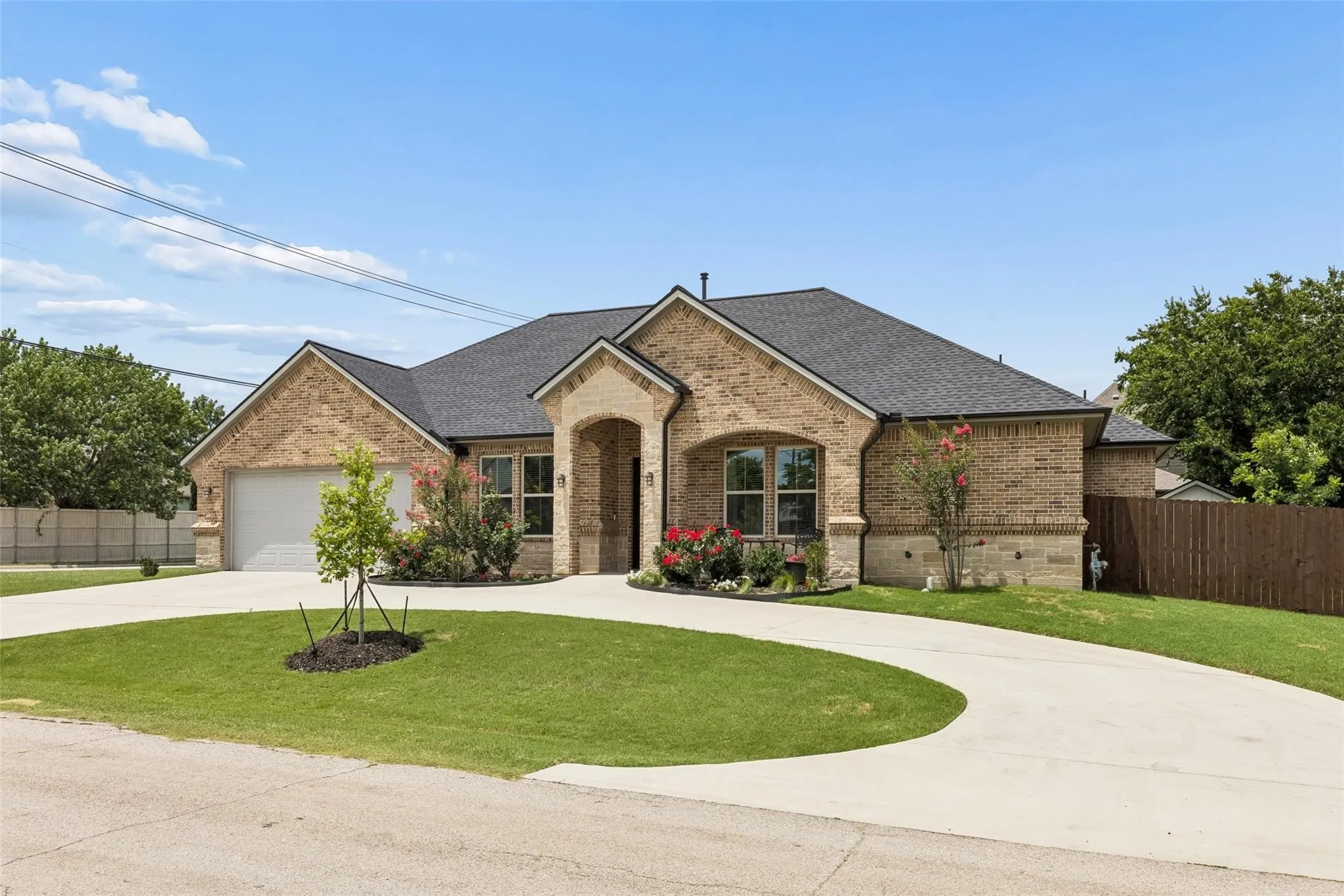 Single Family Residence For Sale in Denton County , 101 Sycamore Lane, Roanoke, Texas 76262, 3 Bedroom, 3 Bathroom, 3 Garage spaces, 2,319 Sqft, built in 2019, mls#21401415, Real Estate Agent in Roanoke, Homes For Sale in Denton county, Homes For Sale in Roanoke, Realtor in Roanoke Texas, Real Estate Brokerage Independent Realty Texas, Luminita Cordes Realtor