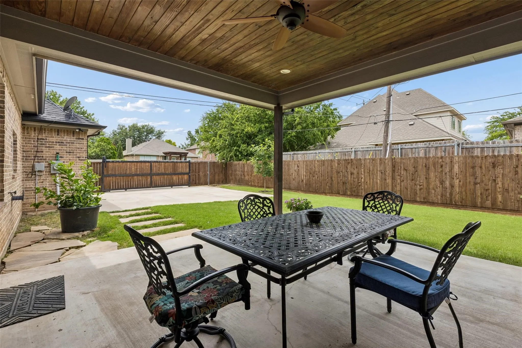 Single Family Residence For Sale in Denton County , 101 Sycamore Lane, Roanoke, Texas 76262, 3 Bedroom, 3 Bathroom, 3 Garage spaces, 2,319 Sqft, built in 2019, mls#21401415, Real Estate Agent in Roanoke, Homes For Sale in Denton county, Homes For Sale in Roanoke, Realtor in Roanoke Texas, Real Estate Brokerage Independent Realty Texas, Luminita Cordes Realtor